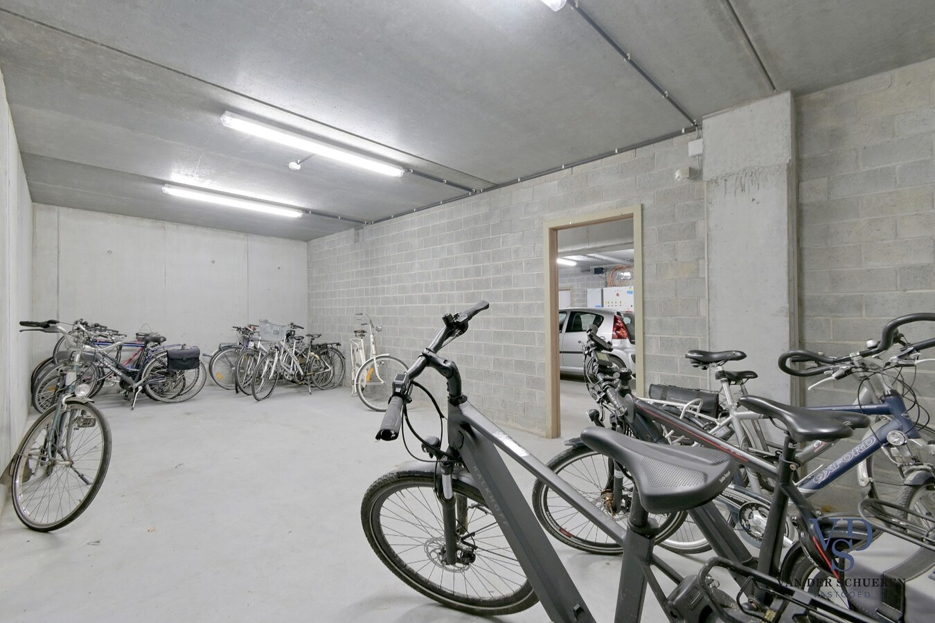 Lichtrijk appartement mét ondergrondse garage en berging. 