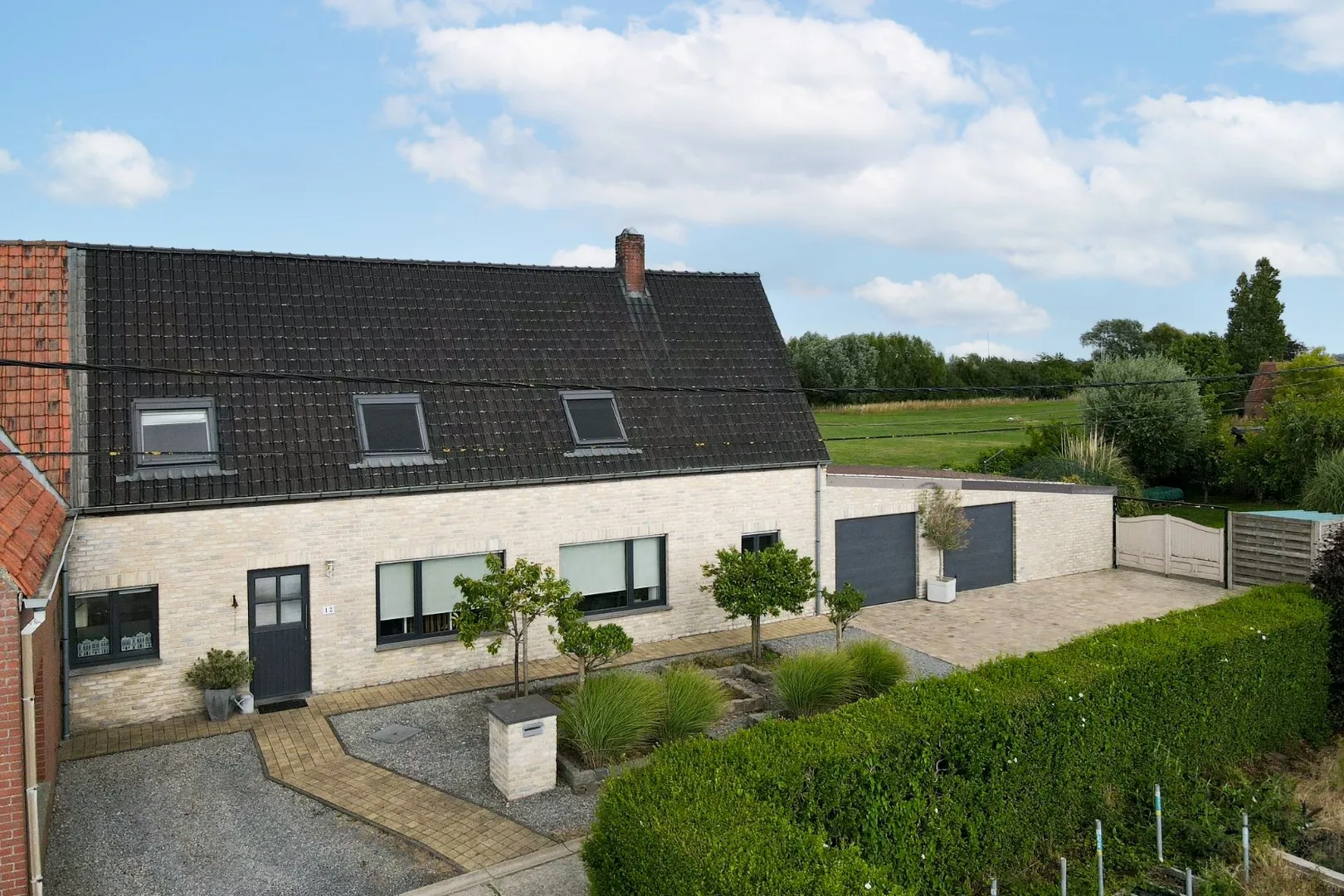 Rustig gelegen halfopen gezinswoning met ruime tuin en garage