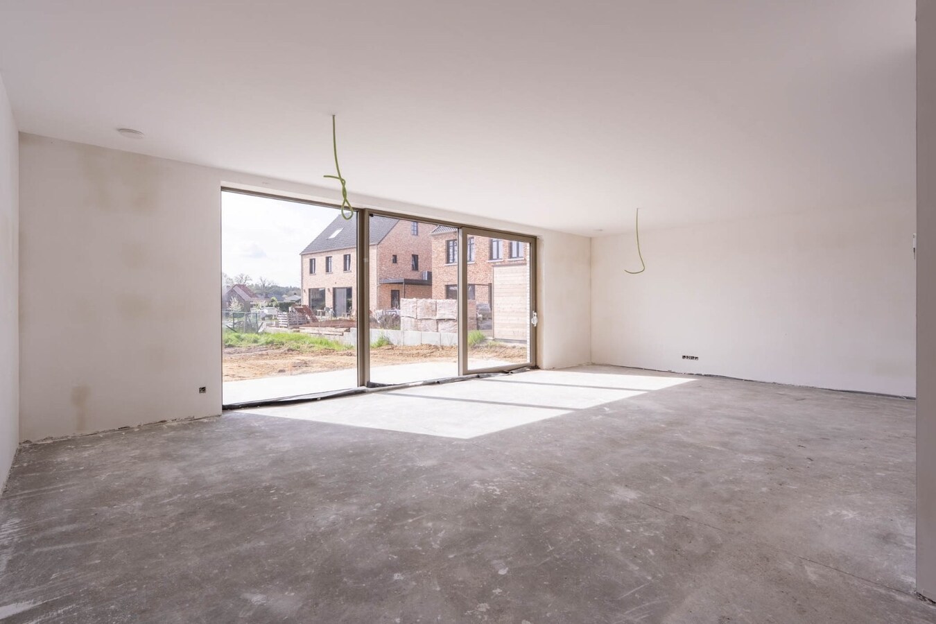 Vrijstaande, rustig gelegen CASCO + afgewerkte woning in een moderne bouwstijl op een fraai perceel op een rustige locatie! 