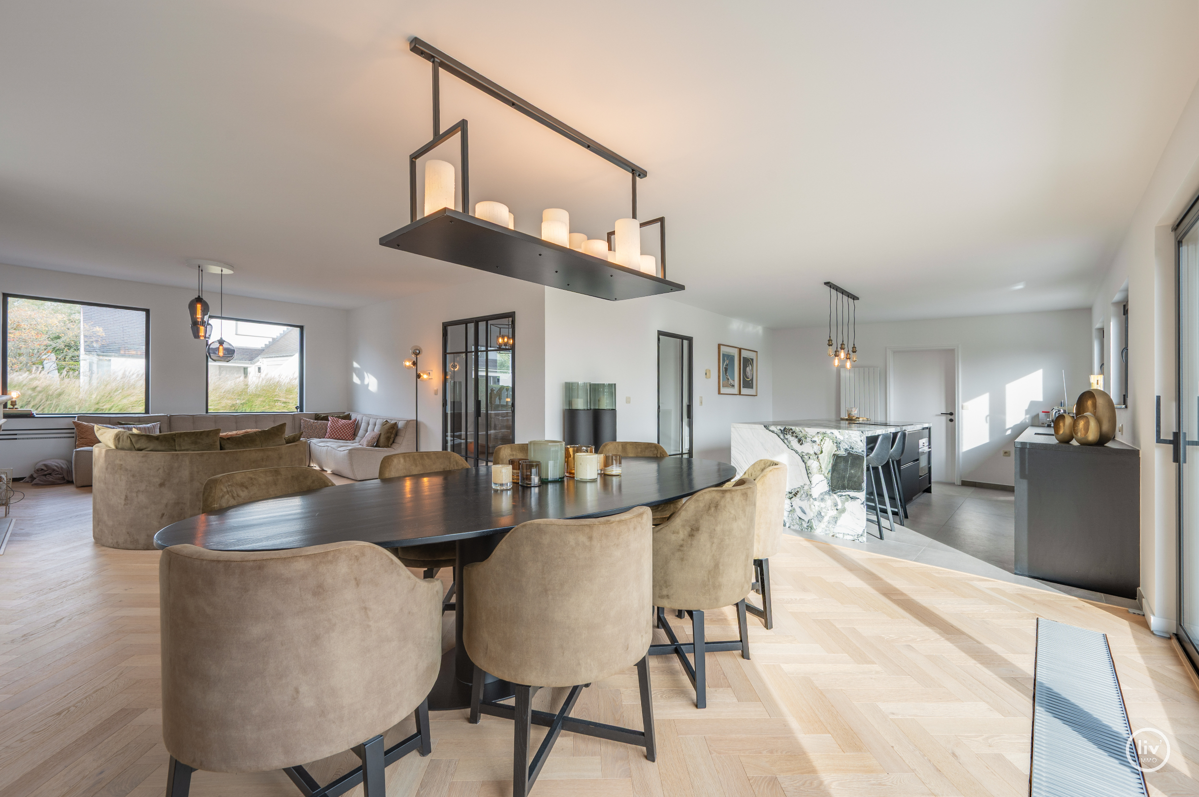 Magnifique villa rénovée avec toit de chaume, bien située près de Duinenwater à Knokke. 