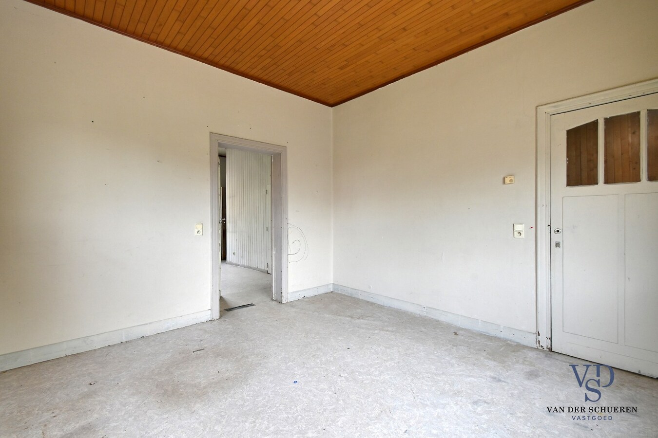 Te renoveren woning op ruim perceel te Kerkgate Mater. 