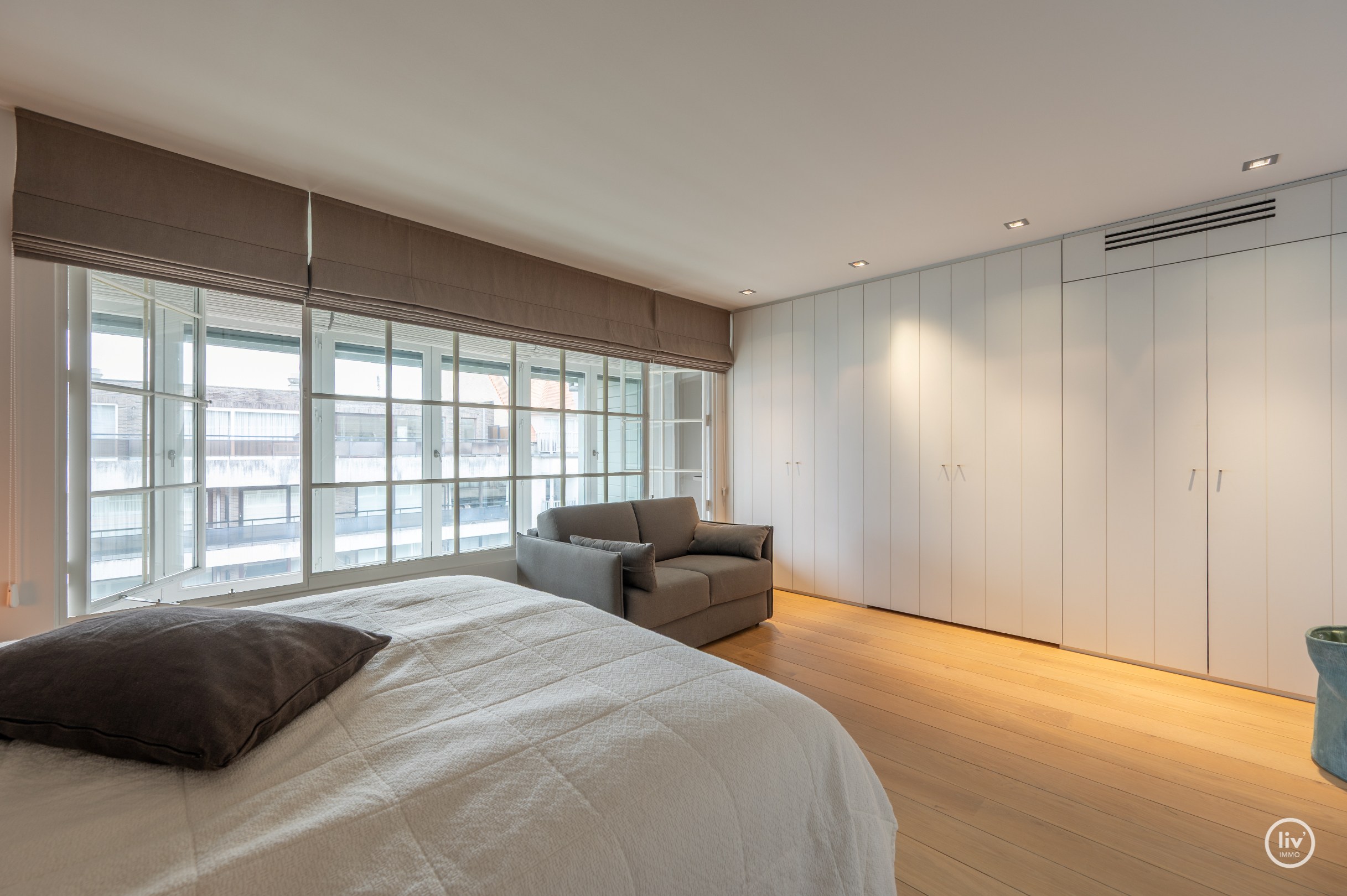 Récente mezzanine de 292 m2 située au centre avec de grandes terrasses, située dans la Vanbunnenlaan à Knokke. 