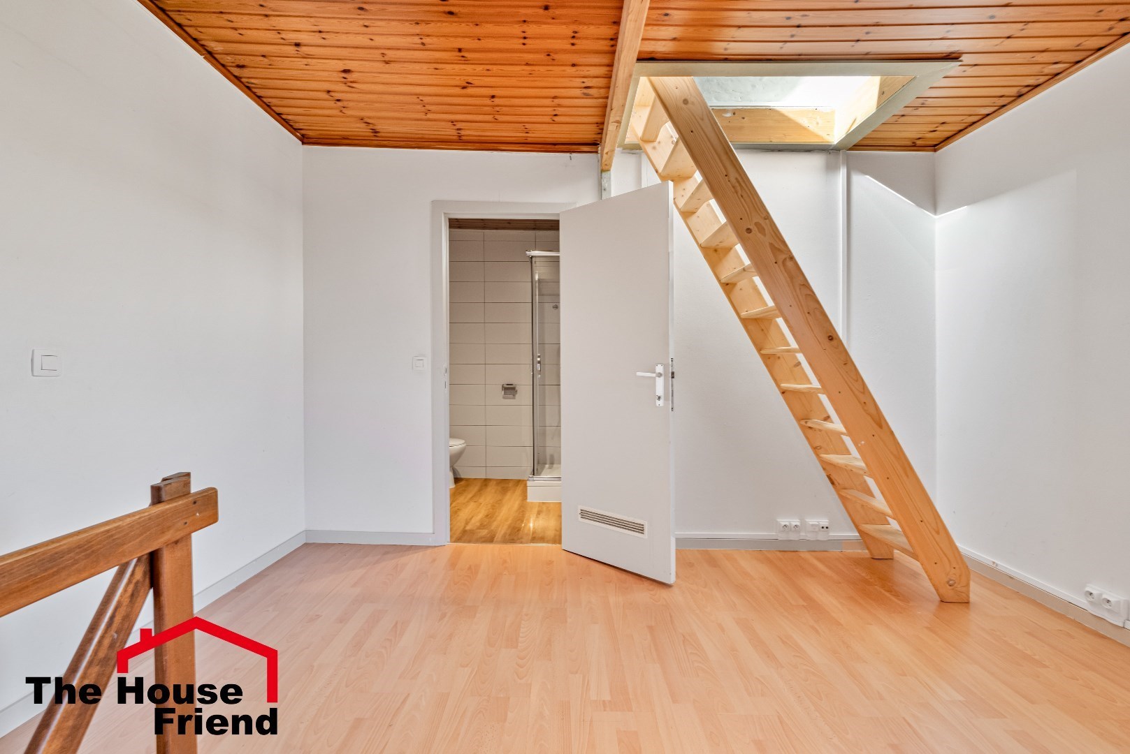 Slaapkamer 1/deur naar de badkamer