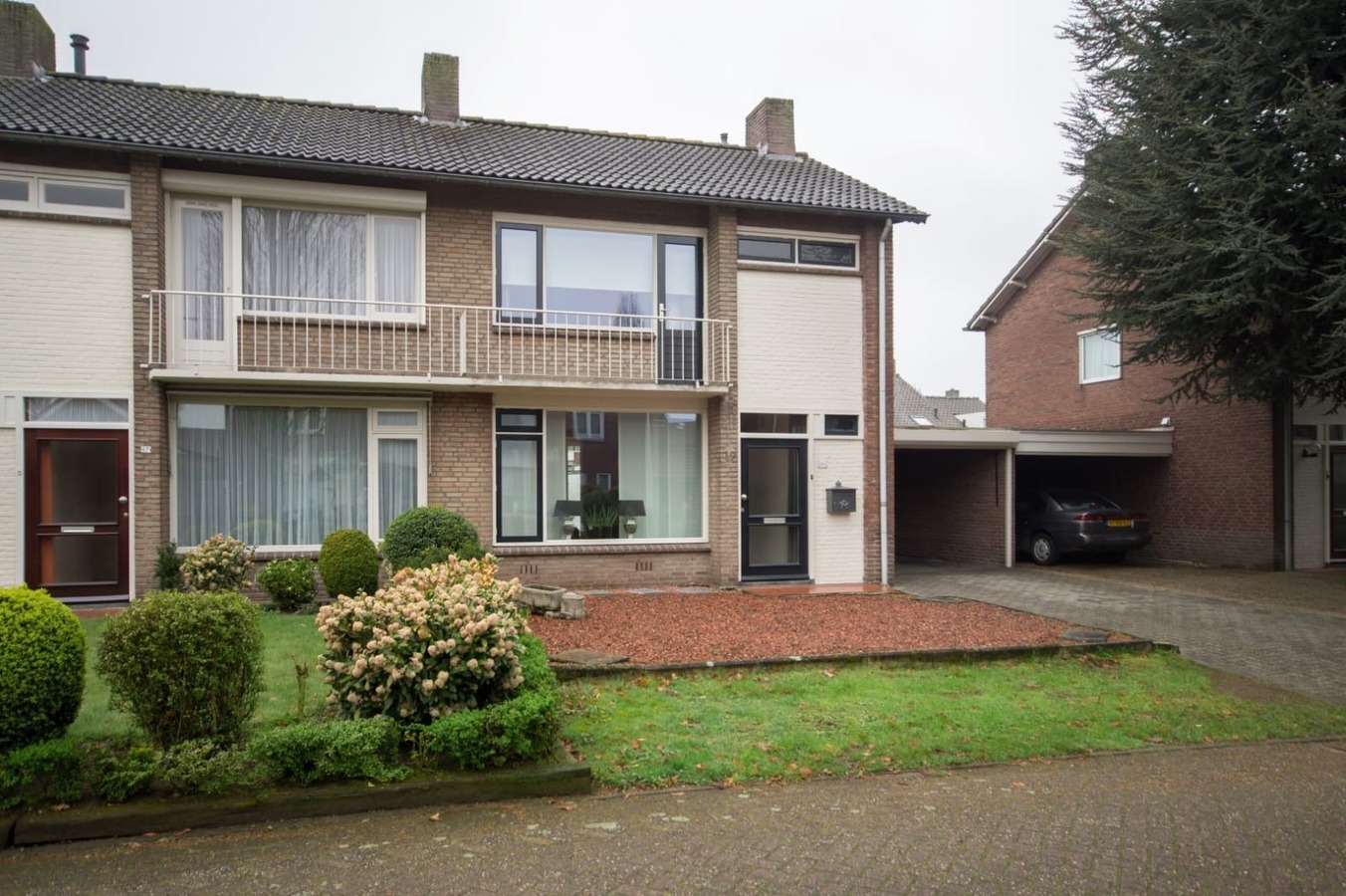 Sfeervolle en gunstig gesitueerde tweekapper met garage, berging en vrije achterom gelegen op 221 M². Deze woning ligt op loopafstand van het centrum van Hilvarenbeek. 