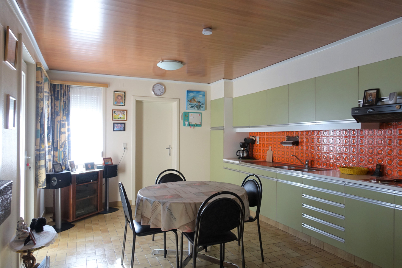 Half-open woning met 4 slaapkamers op unieke ligging 