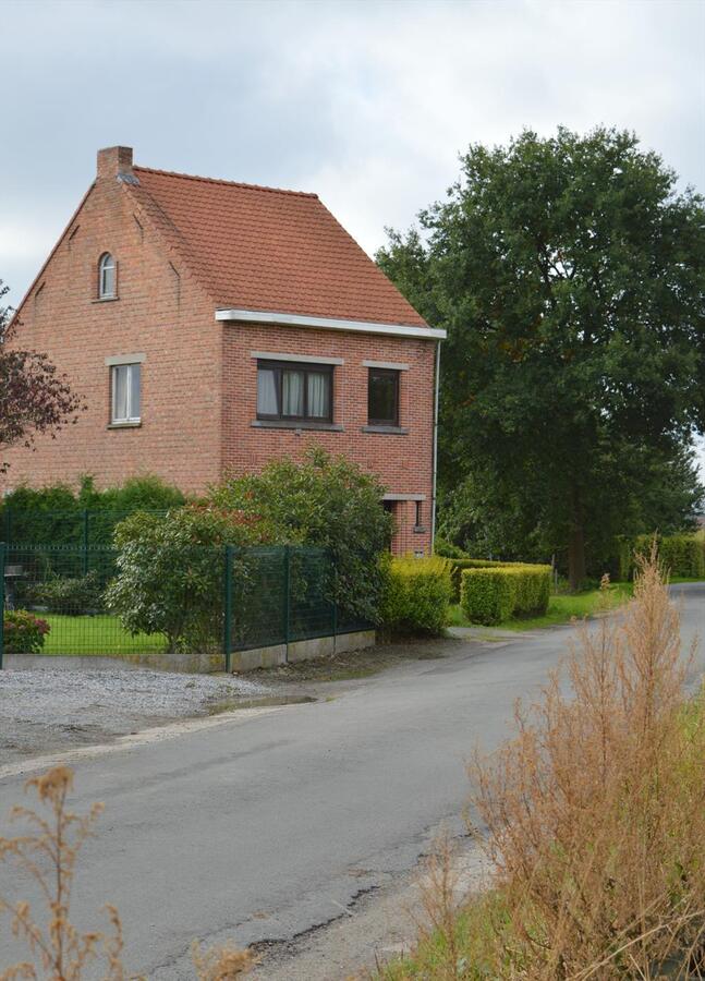 Te renoveren woning met loods en weide op 7.327m² te Zele 