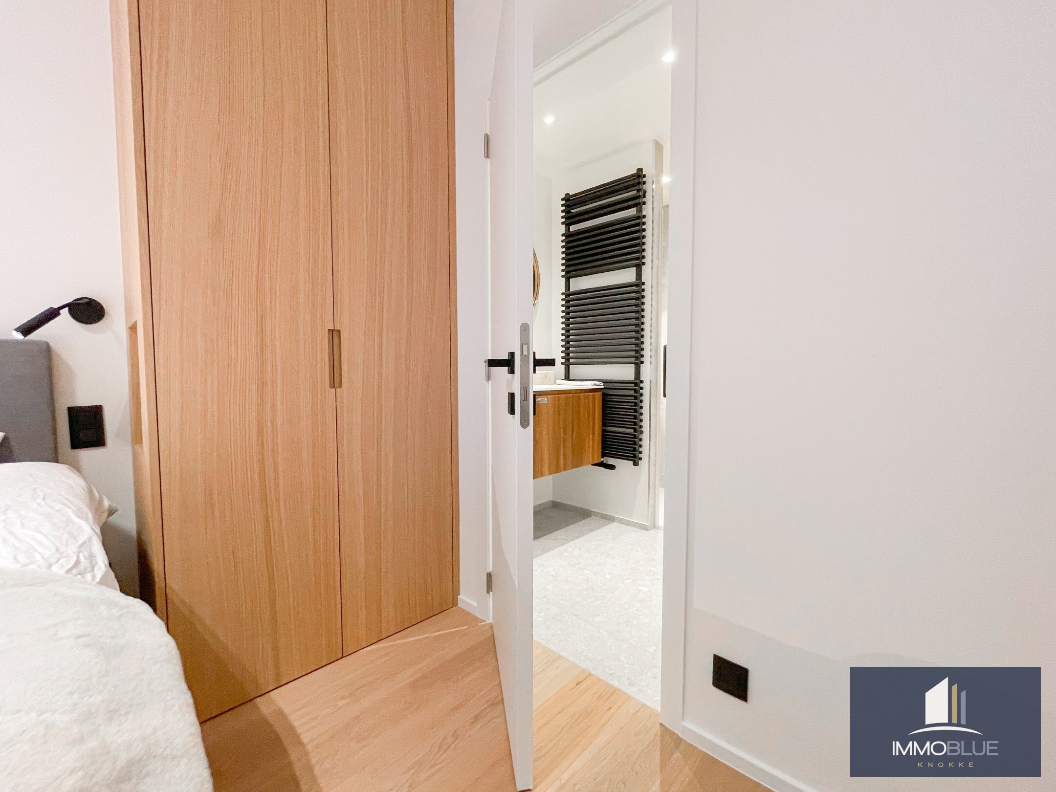 Appartement entièrement rénové avec une belle vue sur la mer. 