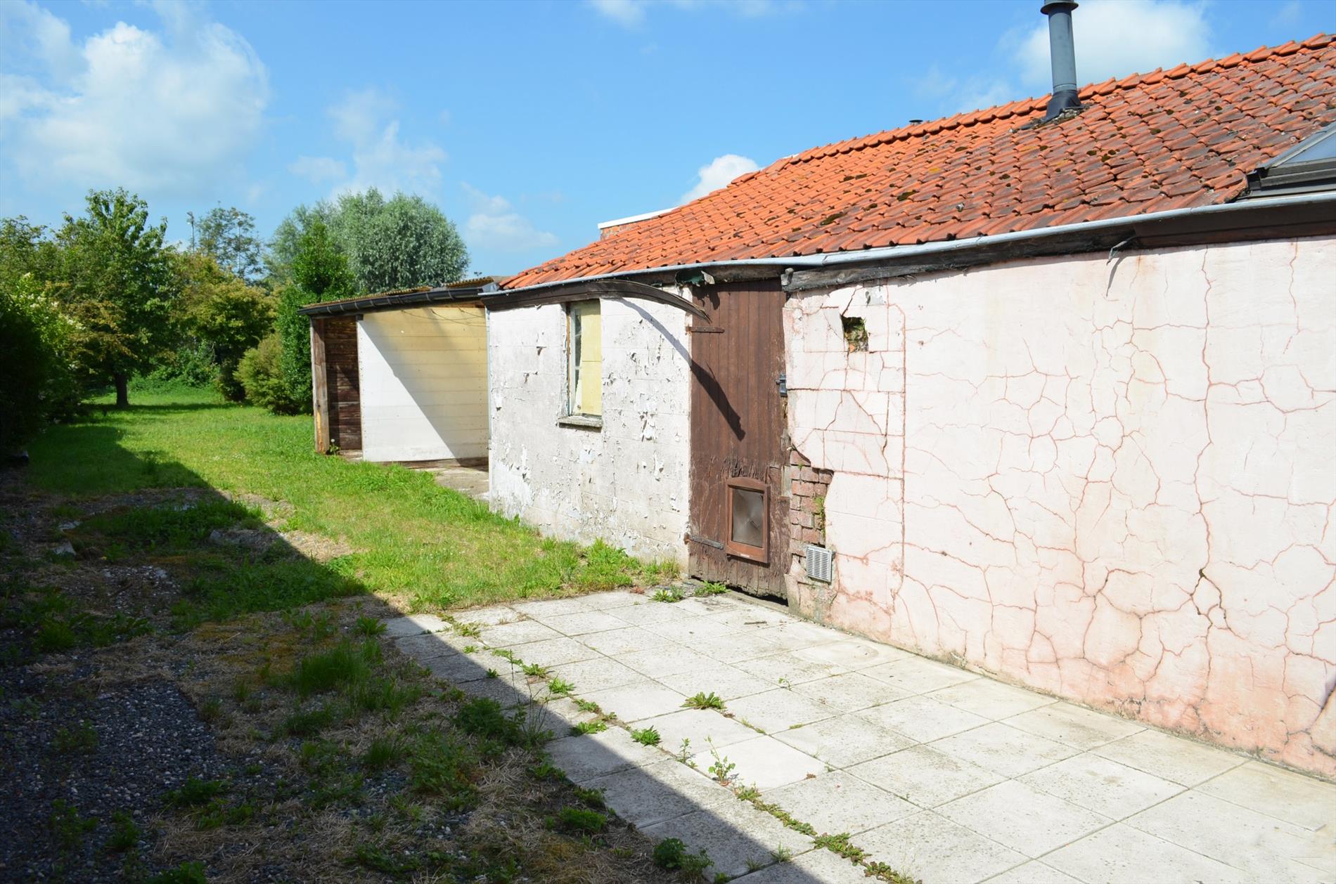 Te renoveren half open bebouwing gelegen te Bassevelde. 