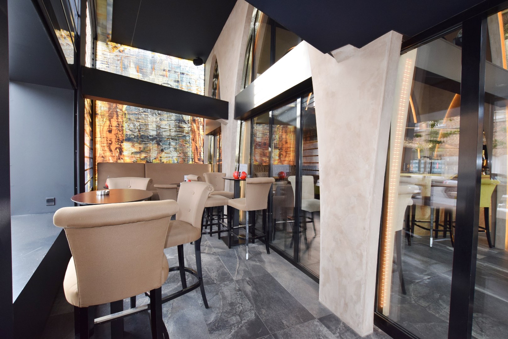 Verhuurd opbrengsteigendom (200m²) op commerciële toplocatie te Diksmuide! 