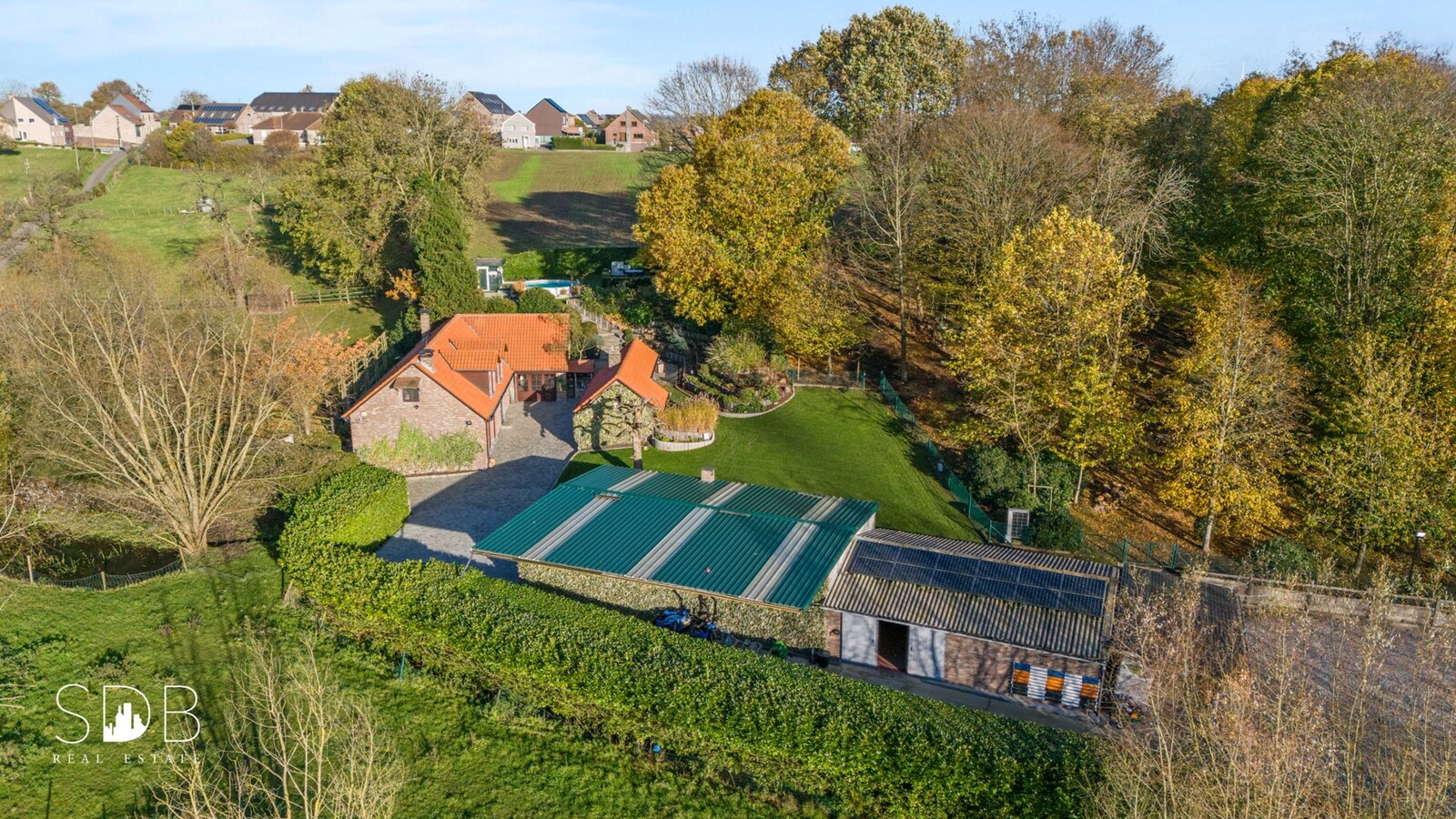 Landelijke villa met zwembad, paardenfaciliteiten en piste op circa 2 HA 