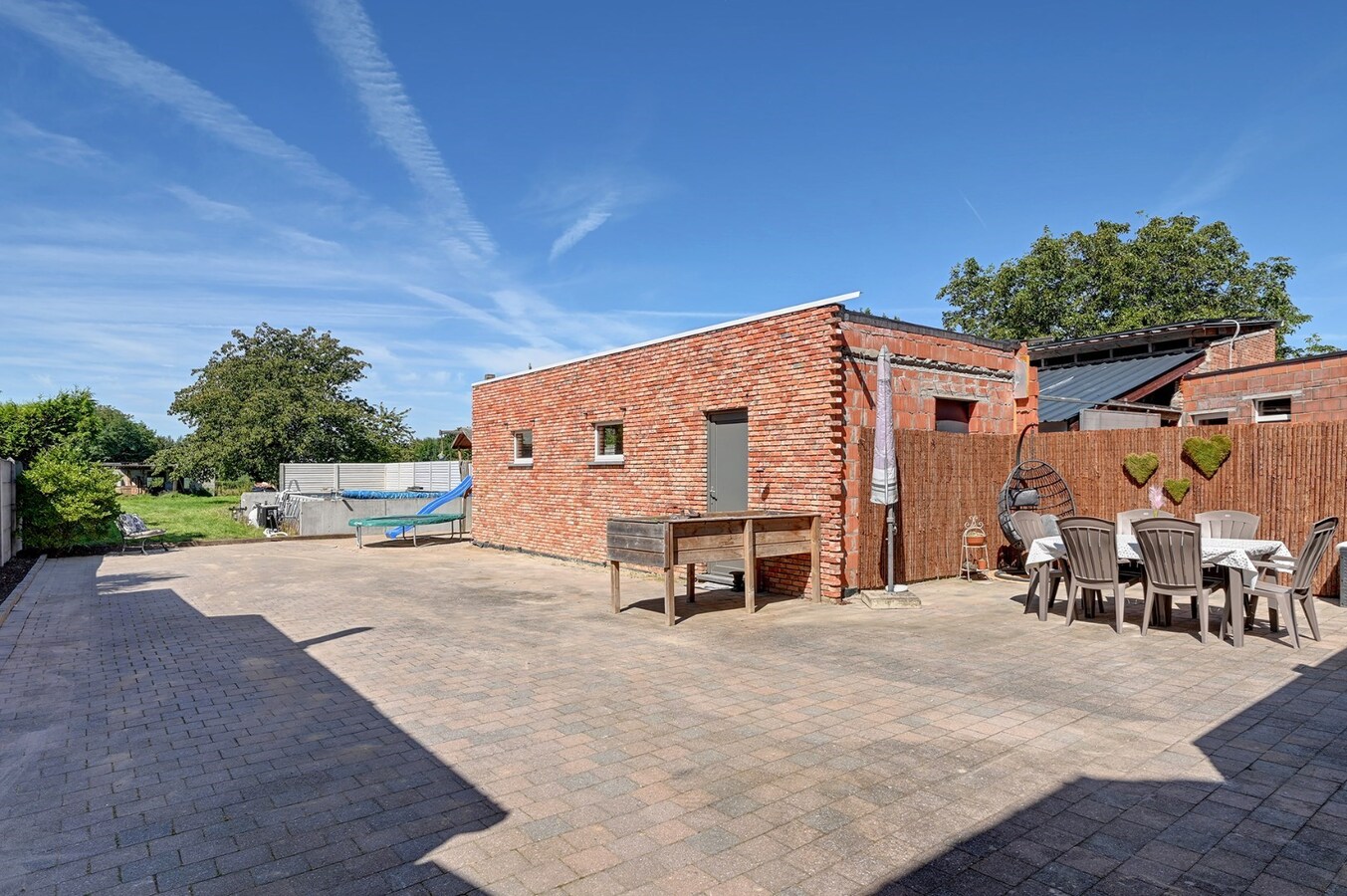Grondig gerenoveerde woning met tuin, terras en 3 slaapkamers in Nieuwerkerken. 