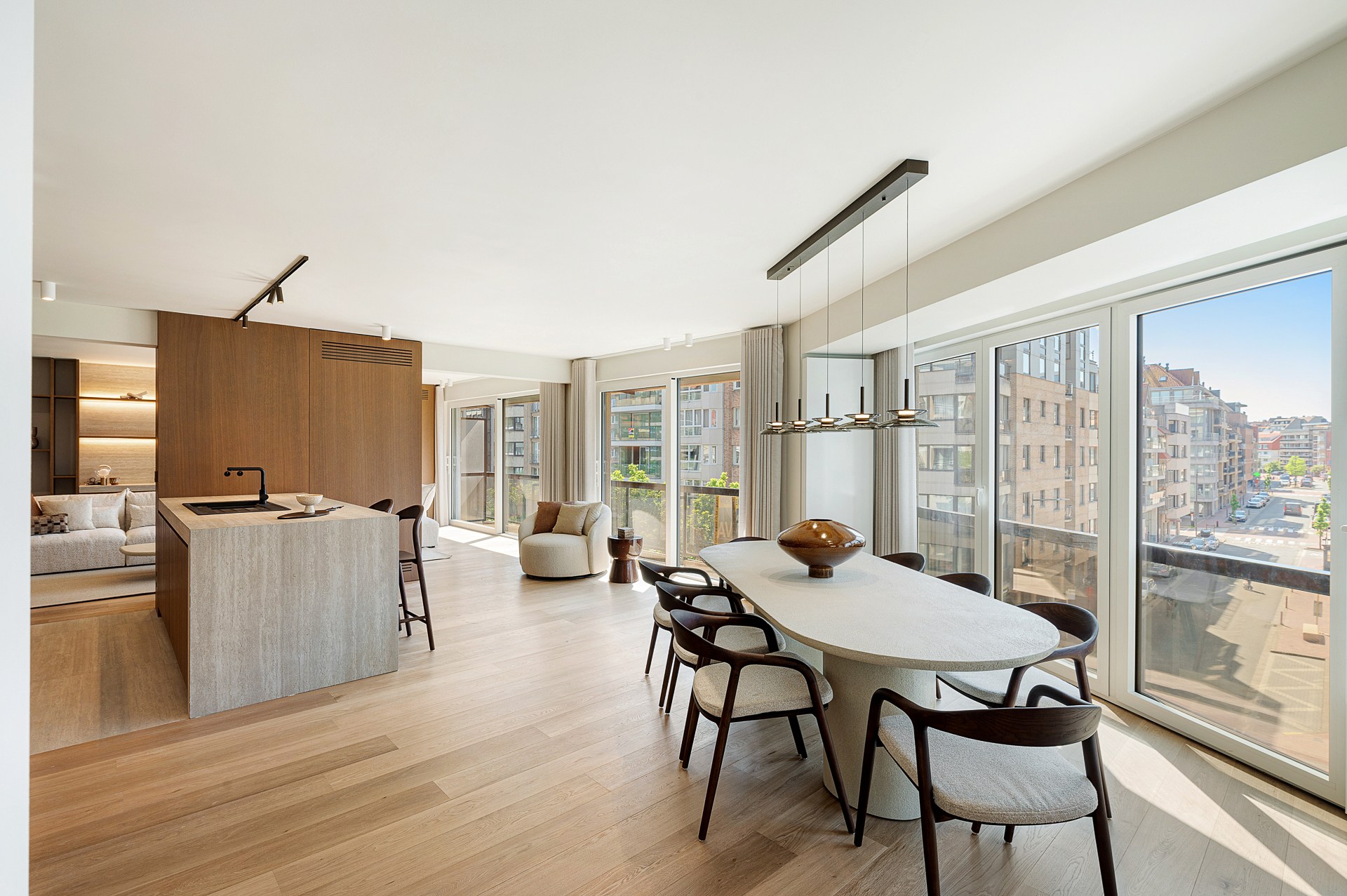 Appartement d'angle spacieux et luxueusement rénové avec des vues dégagées et une largeur de façade de plus de 16 mètres. 
