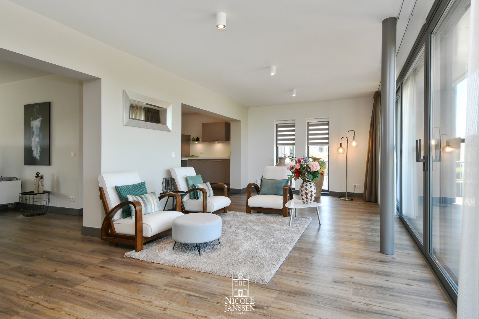 Aansluitend vindt u deze zithoek met prachtig zicht op het terras, een ideale plek om te ontspannen 