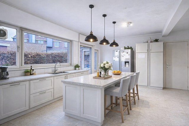 Statige villa met 4 slaapkamers en bureau 