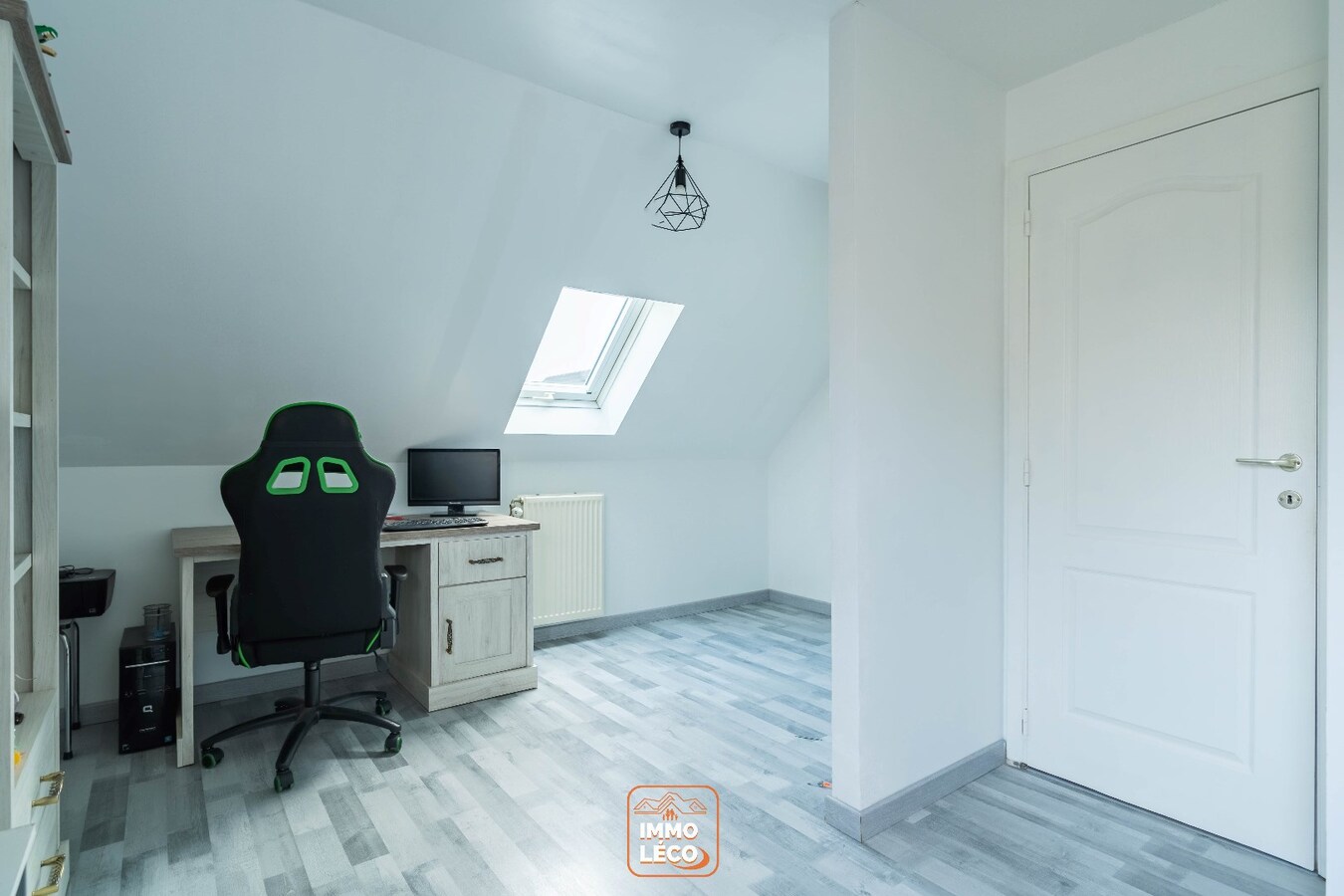 Villa érigée sur une parcelle de +/- 800m2 idéalement située, dans le fond d’un clos  résidentiel, au calme 