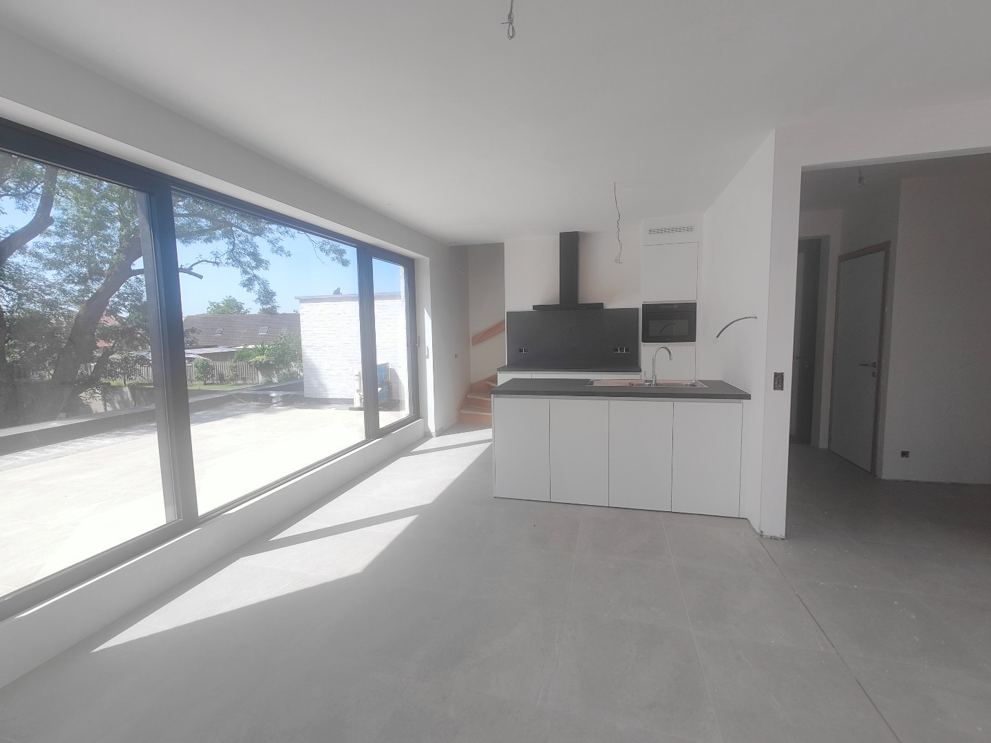 Afgewerkte woning met 3 slaapkamers &amp; ruim zonnig terras + autostaanplaats en berging 