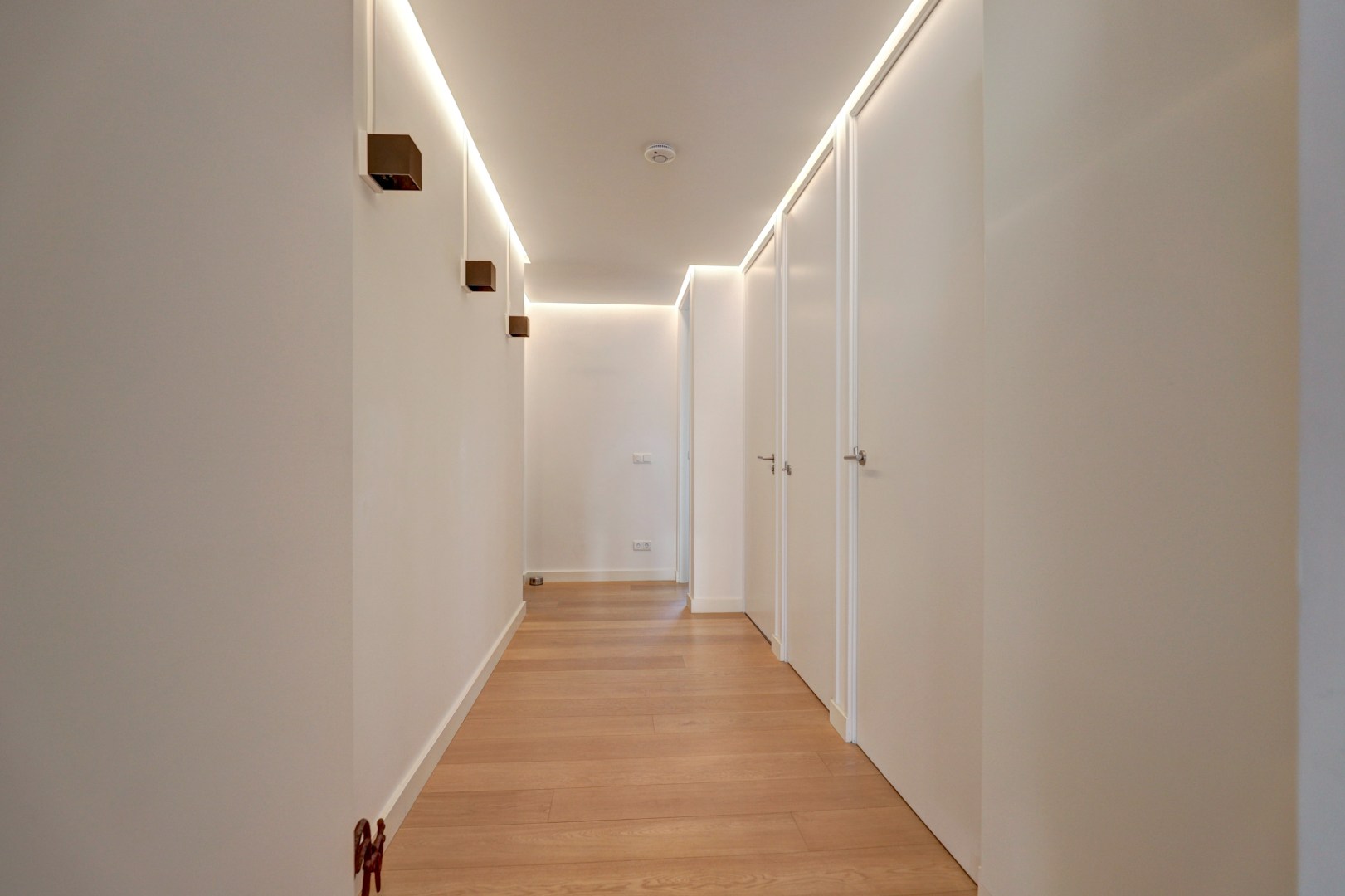 Luxe uitgevoerde 2- (voorheen 3) kamer appartement op de 3e etage met fraaie keuken, badkamer, balkon met uitzicht en gelegen op eigen grond. 