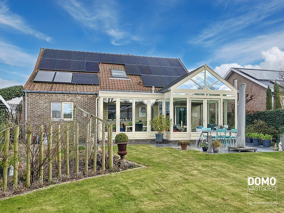 Ruime woning met 4 slaapkamers, groene tuin, terras en inpandige garage 