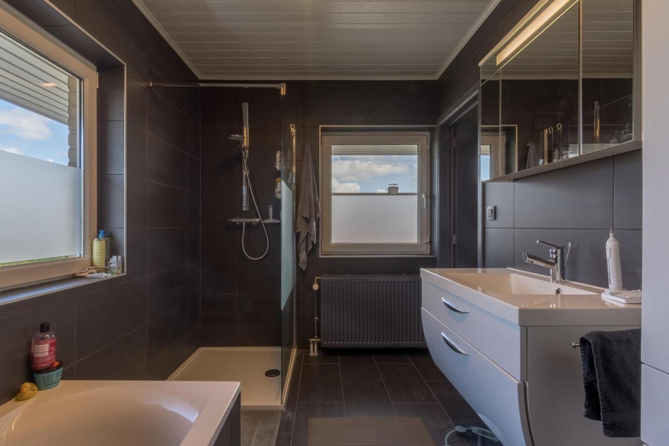 Ruime hedendaagse villa met buitenzwembad 