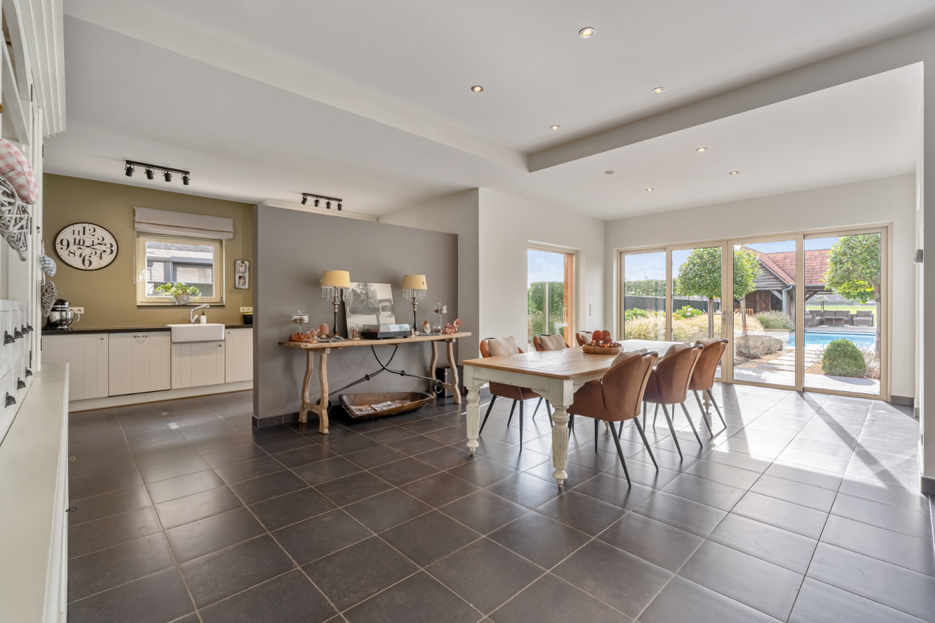 Stijlvolle villa in tijdloze pastorijstijl met zwembad en exclusieve tuinbeleving. 