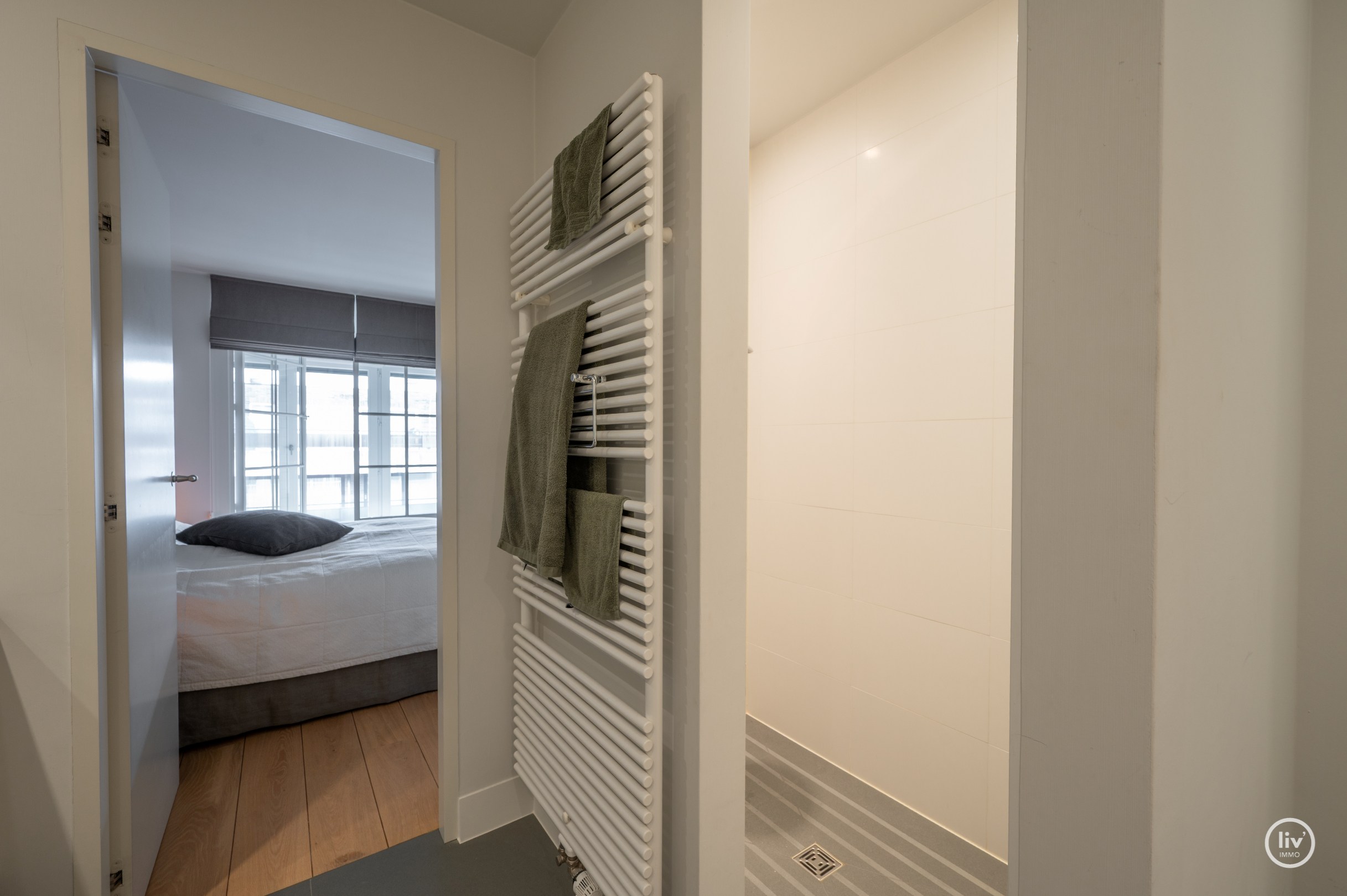 Récente mezzanine de 292 m2 située au centre avec de grandes terrasses, située dans la Vanbunnenlaan à Knokke. 