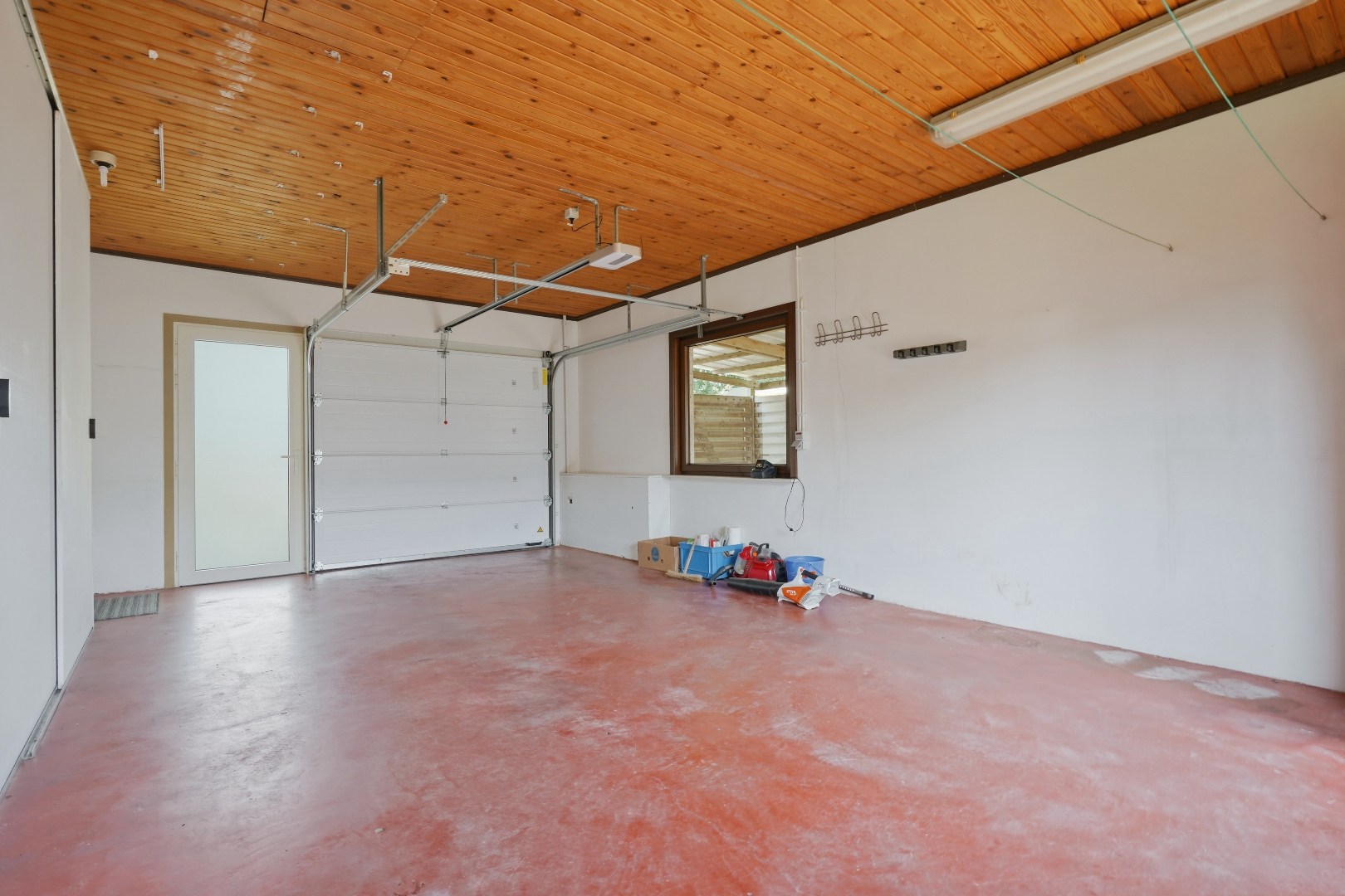 Rustig gelegen open bebouwing (type bungalow / gelijkvloerswoning) met 3 slaapkamers en prachtige tuin te Diksmuide. 