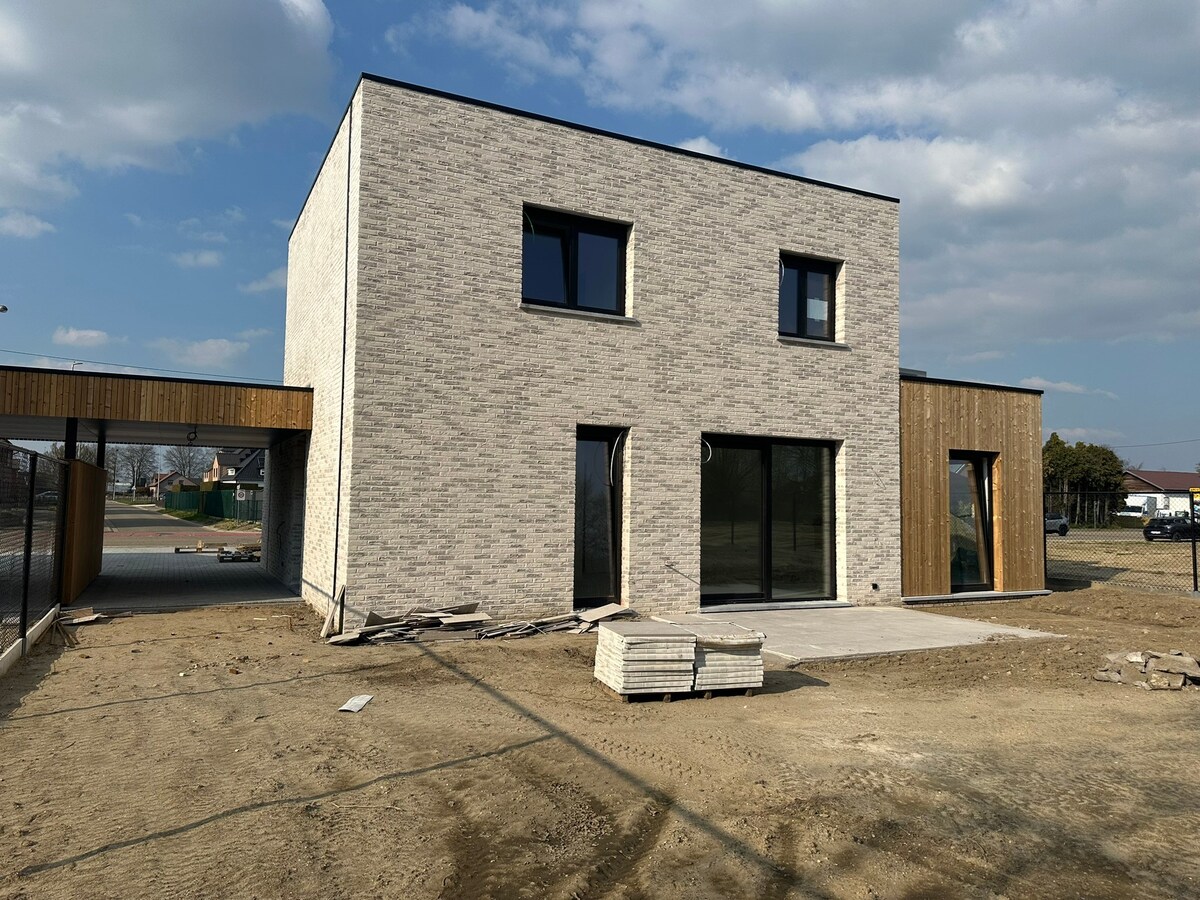 Nieuwbouw instapklare woning met 4 slaapkamers (waarvan 1 gelijkvloers) 