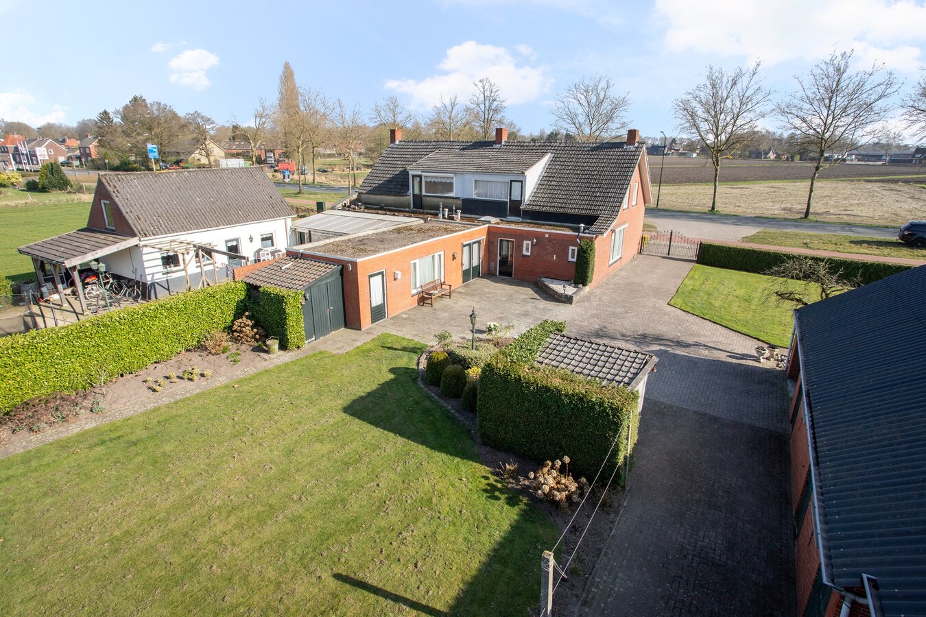 Royale halfvrijstaande woning met uitzicht over de landerijen, op korte afstand van het centrum. 