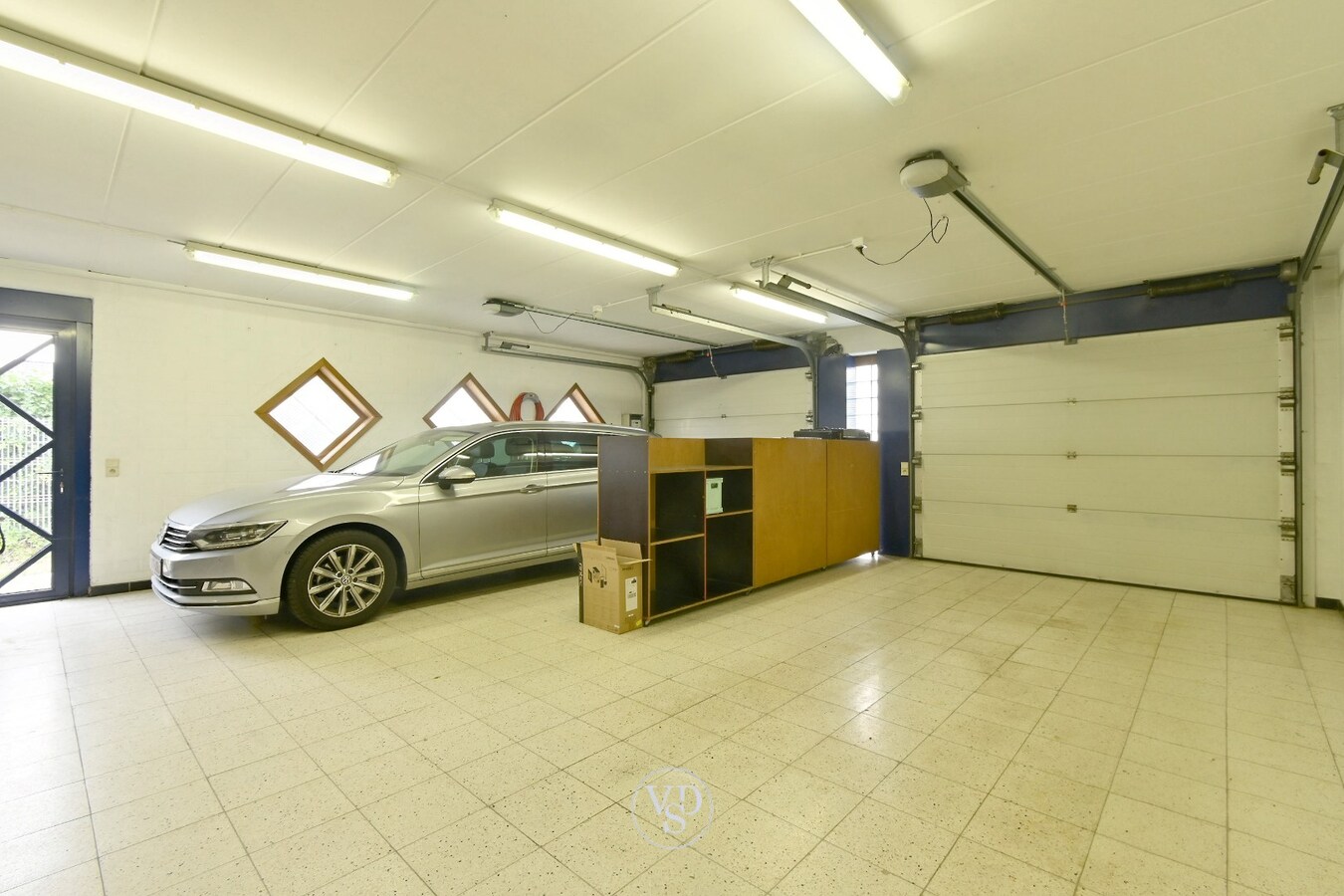 Ruim handelspand met penthouse in villastijl 