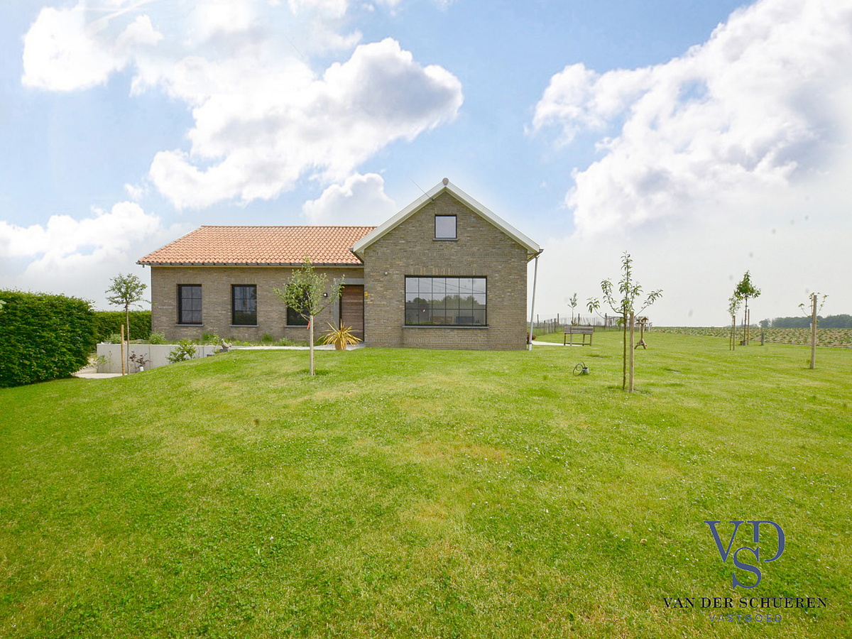 Exceptioneel gelegen, eigentijdse bungalow-villa. 