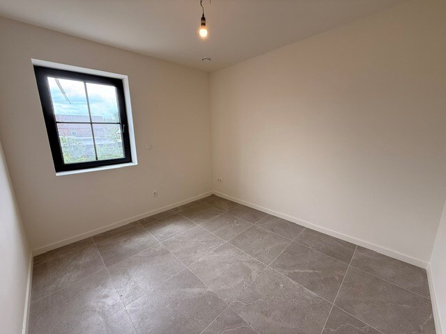 Halfopen nieuwbouwwoning met 4 slaapkamers gelegen te Opitter. 