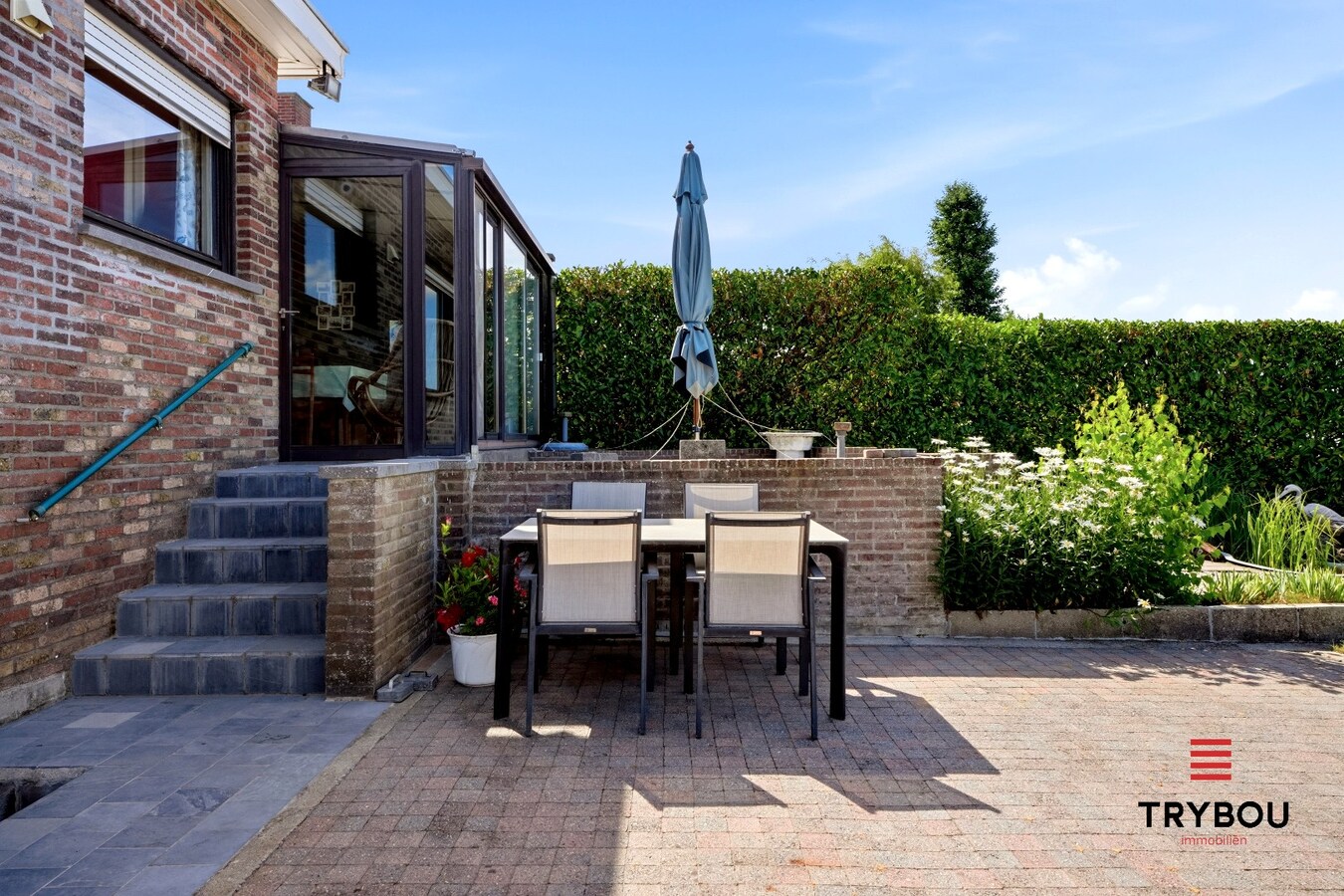 Alleenstaande woning op een ruim perceel met 3 slaapkamers en 2 garages! 