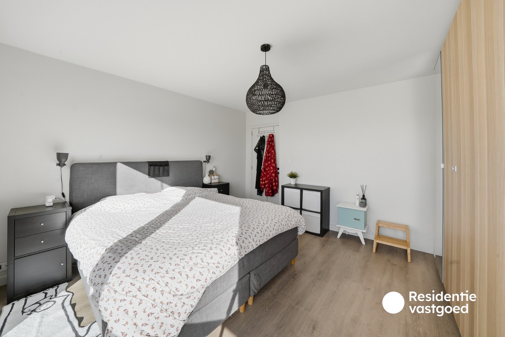 Instapklare woning met dubbele garage, 3 kamers en zongerichte buitenruimtes 