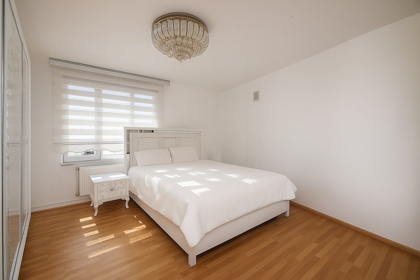 Te koop in Sint-Niklaas: ruime halfopen bebouwing met 4 slaapkamers, dubbele oprit en een grote, uitgestrekte zuidgerichte tuin – ideaal voor gezinnen! 