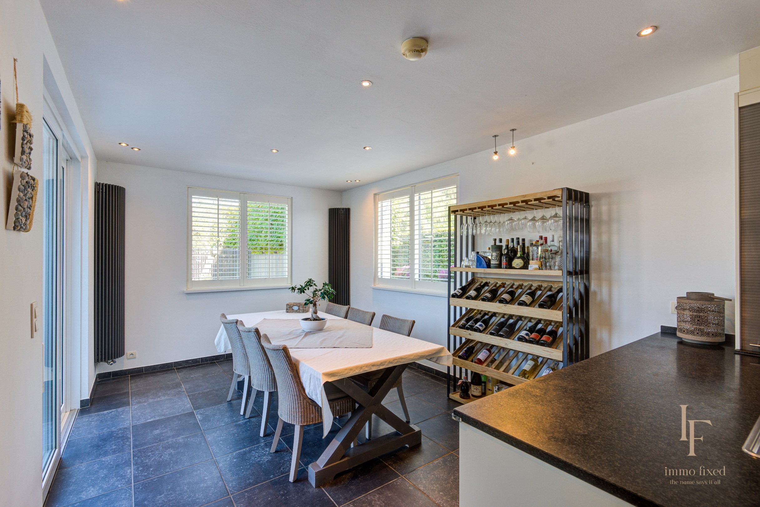 Villa met magazijn, garagebox en 12+ parkeerplaatsen te Kontich! 