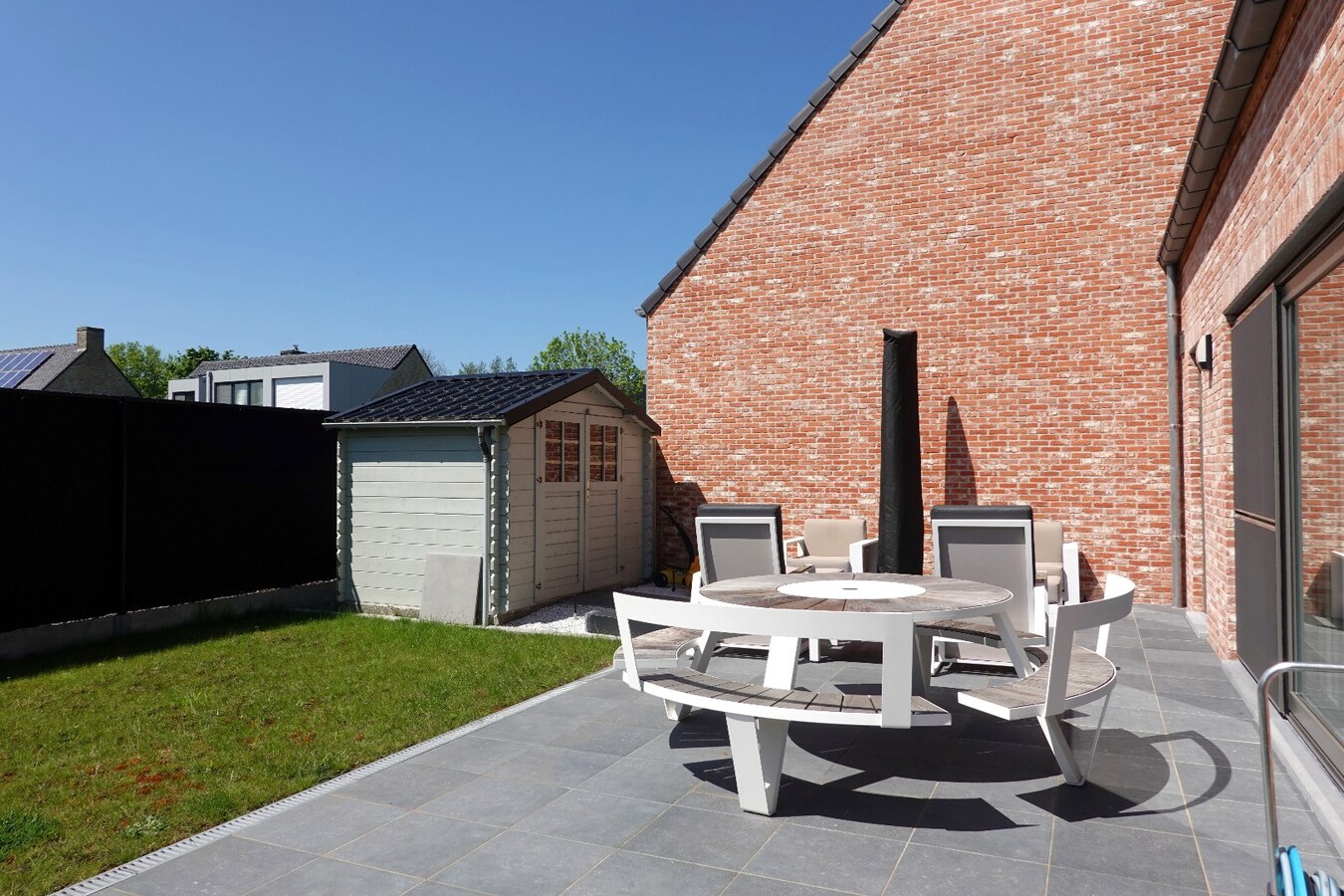 Prachtige halfopen nieuwbouwwoning met inpandige garage en zuidgerichte tuin 