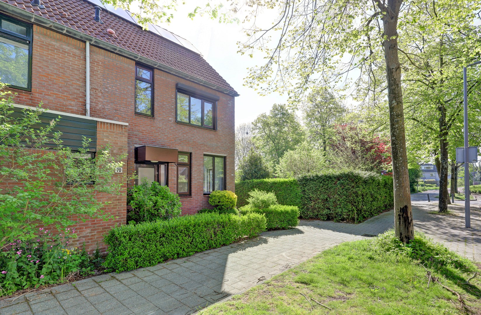 Ruime 5-kamer hoekwoning met aangebouwde garage op een kavel van maar liefst 297 m2 eigen grond! 