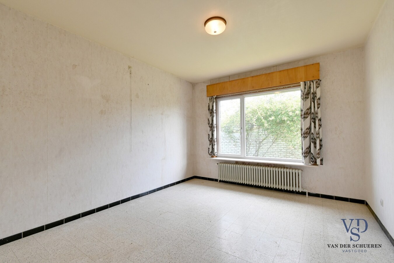 Te renoveren bungalow op een perceel van ca. 2.840 m² 