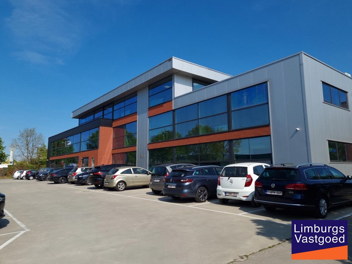Terbeschikkingstelling van infrastructuur in vernieuwde kantoren met parking, 160m², Genk-Noord 