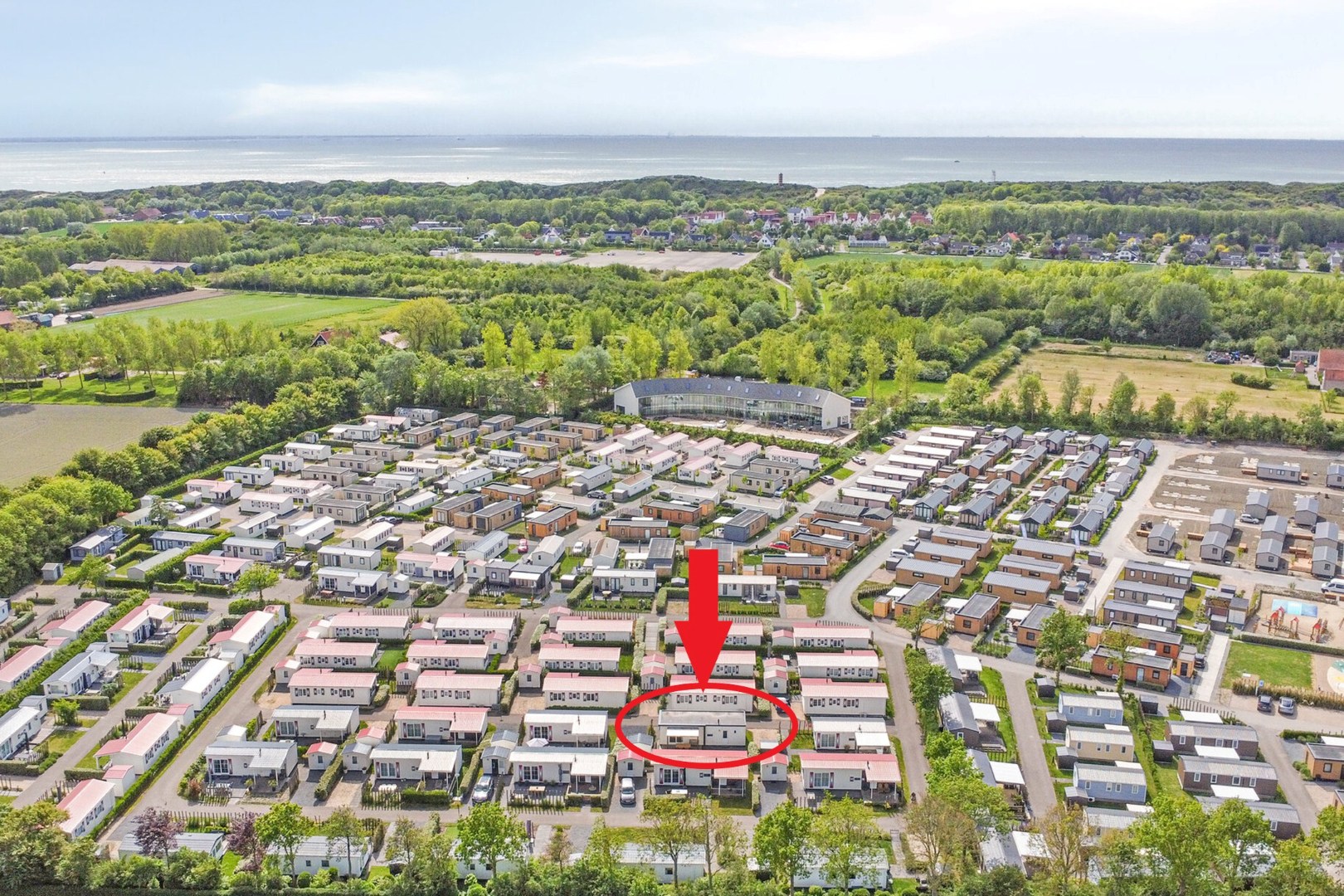 Ontsnap aan de dagelijkse hectiek en geniet van een welverdiende vakantie in deze charmante chalet (nr. ME46), te koop aangeboden op park Duinzicht in Koudekerke! 