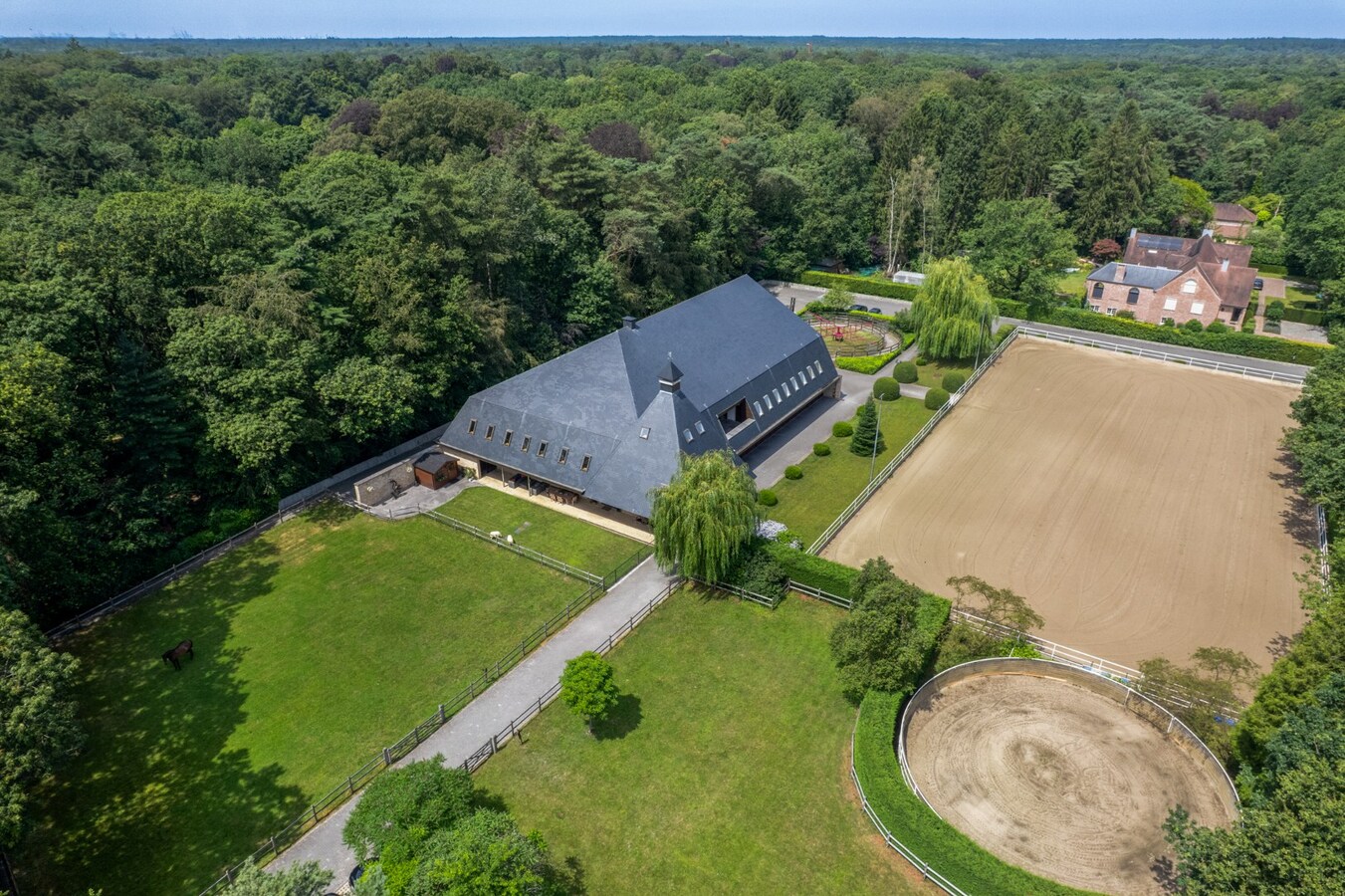 Exclusief eigendom met twee volwaardige, zelfstandige villa-woningen, een conciërgeverblijf en luxueuze paardenfaciliteiten op ruim 2 ha te Brasschaat 