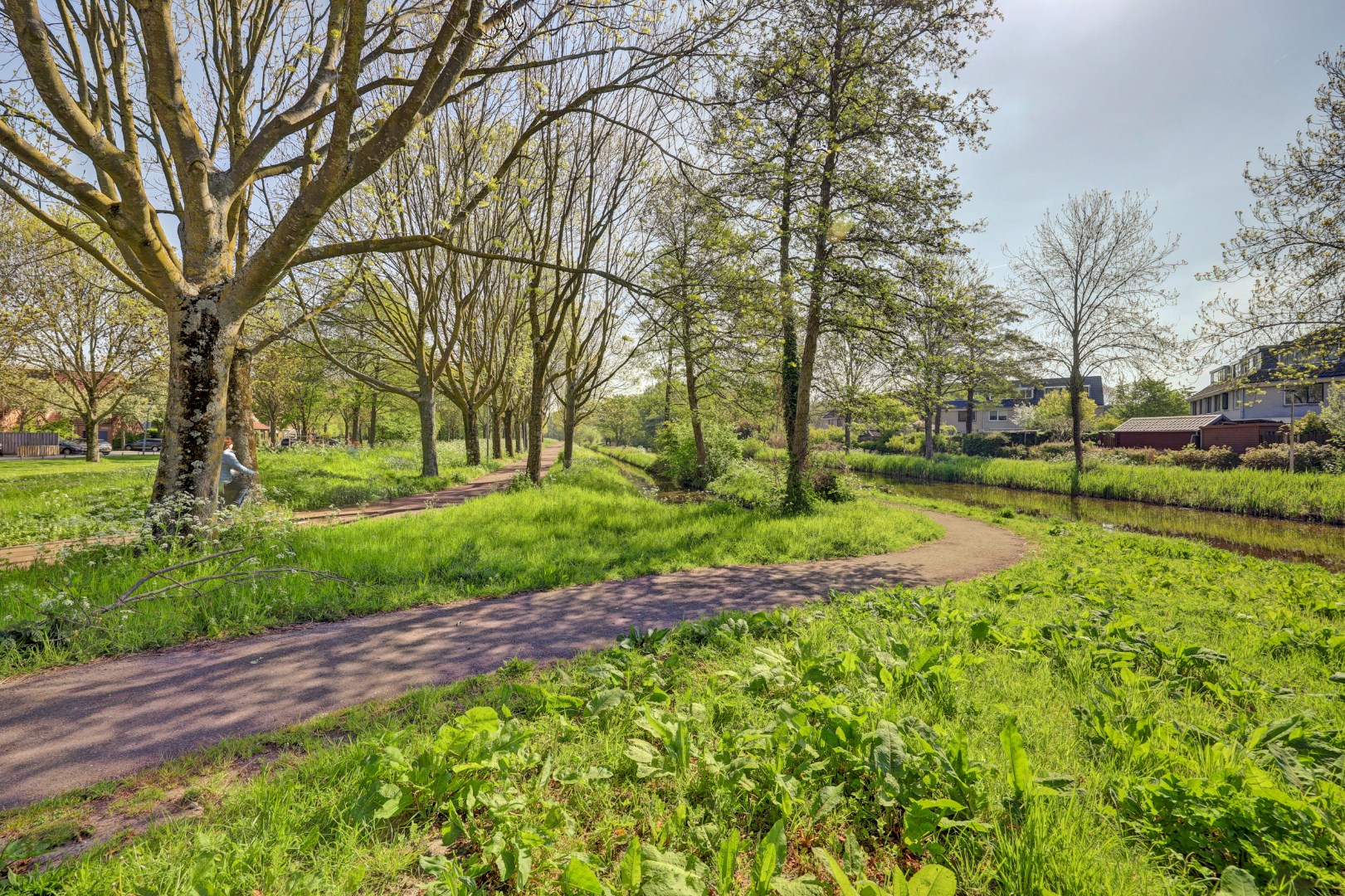 Ruime 5-kamer hoekwoning met aangebouwde garage op een kavel van maar liefst 297 m2 eigen grond! 