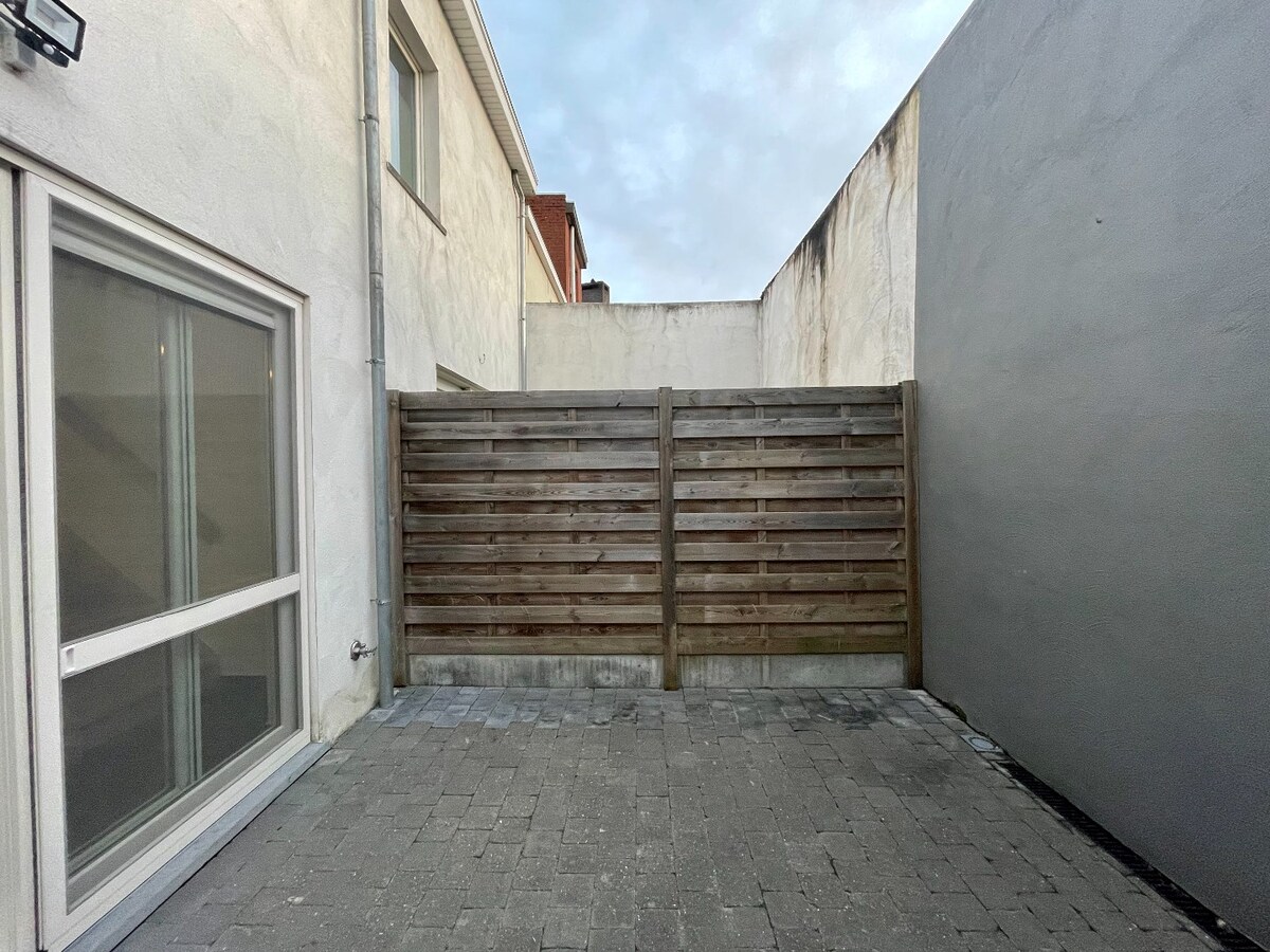 Gerenoveerde rijwoning met 2 ruime slaapkamers en koer te centrum Roeselare (vrij 1/10/2024) 