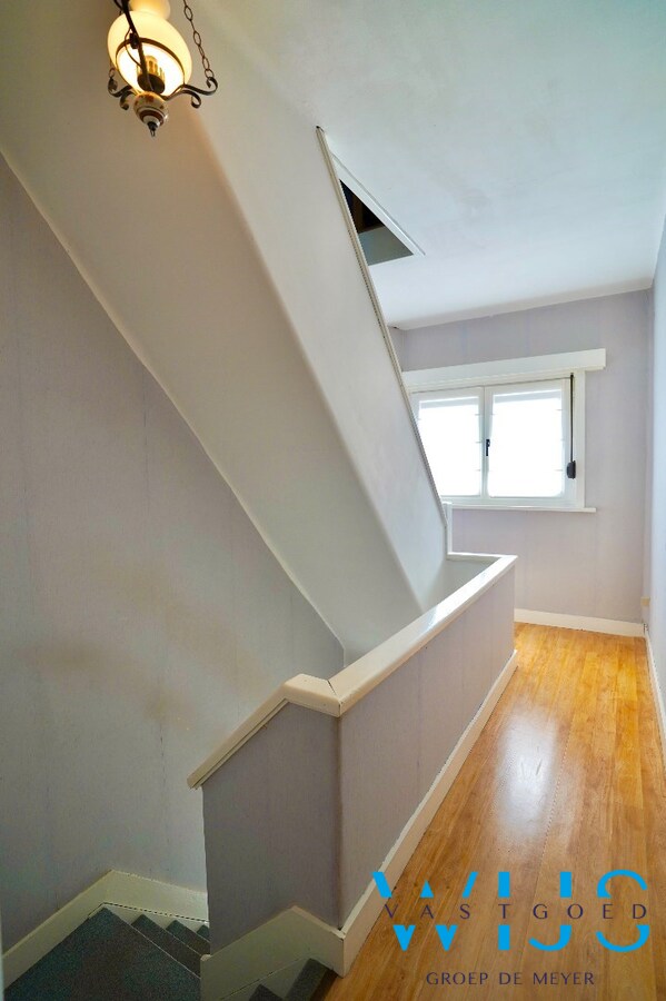 Stevig woonhuis aan de rand van het centrum van Sleidinge 