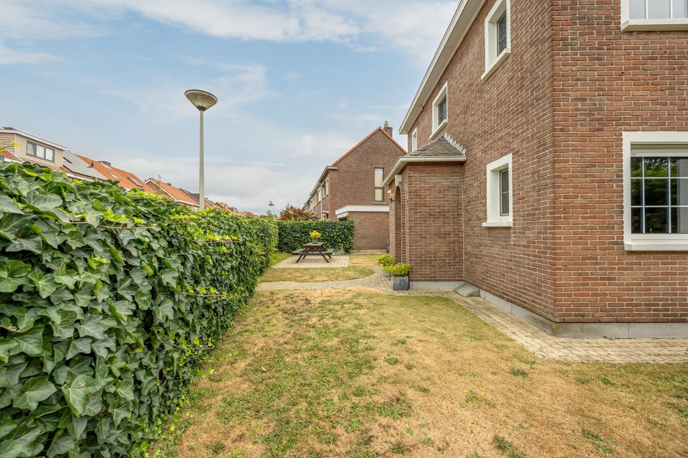 HOB met 3 slpk, garage en tuin nabij Schoten centrum! 