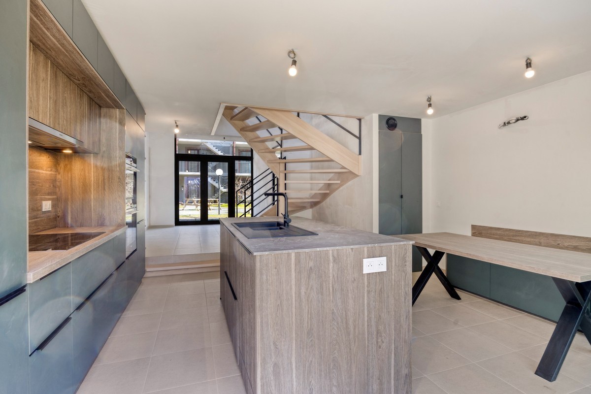 Instapklare woning met zeer goede afwerking, 3 slaapkamers, 3 badkamers, tuin, terras en autostaanplaats in het centrum van Tienen – EPC 27 kWh/m² - bewoonbare opp. 172 m² 