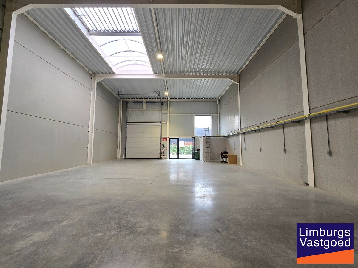 Recent magazijn, 216m², op industrieterrein 'Stadsheide', vlakbij Corda Campus 