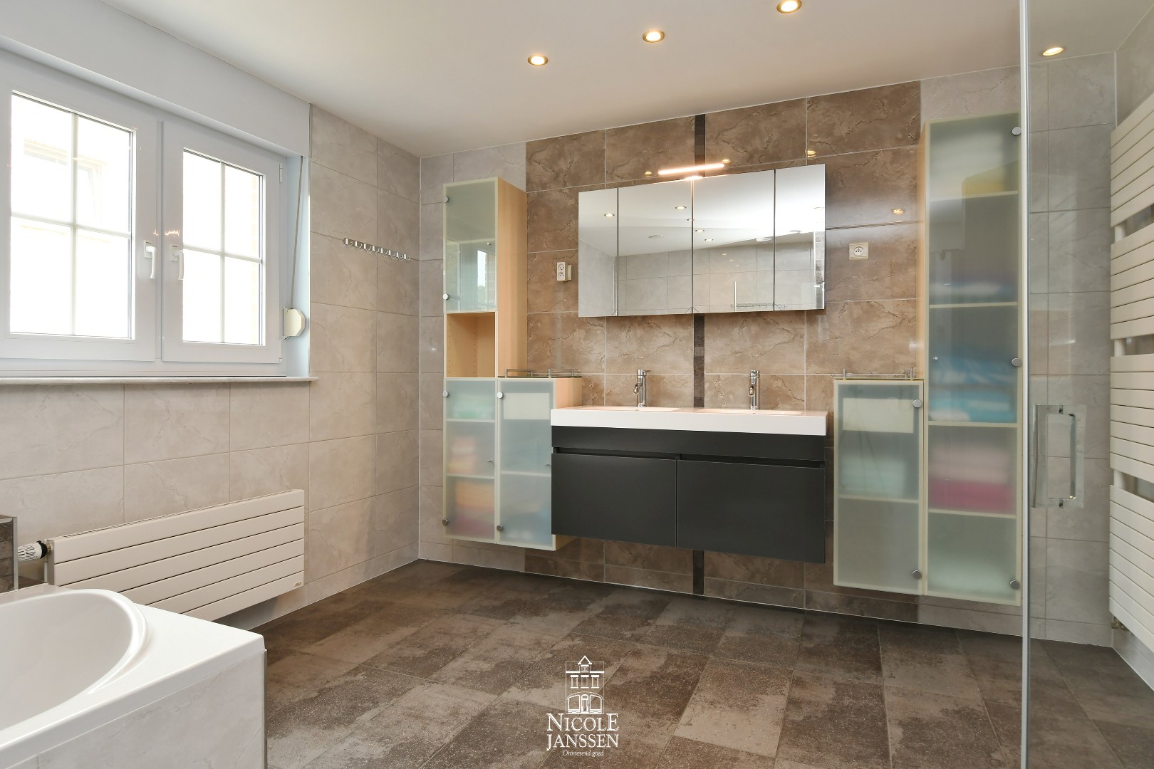 Volledig betegelde badkamer