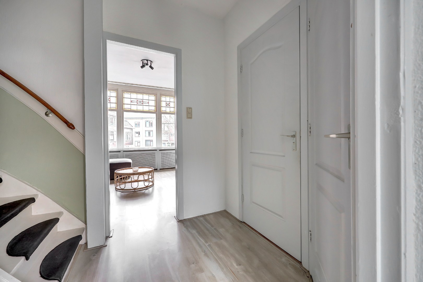 Sfeervol en karakteristiek jaren '30 bovenwoning met prachtige glas-in-lood details, 2 goede slaapkamers, ruime keuken en badkamer en gelegen op eigen grond! 