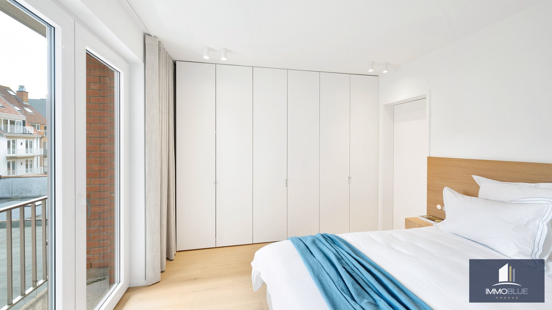 Appartement entièrement rénové avec trois chambres à coucher, situé en plein centre. 